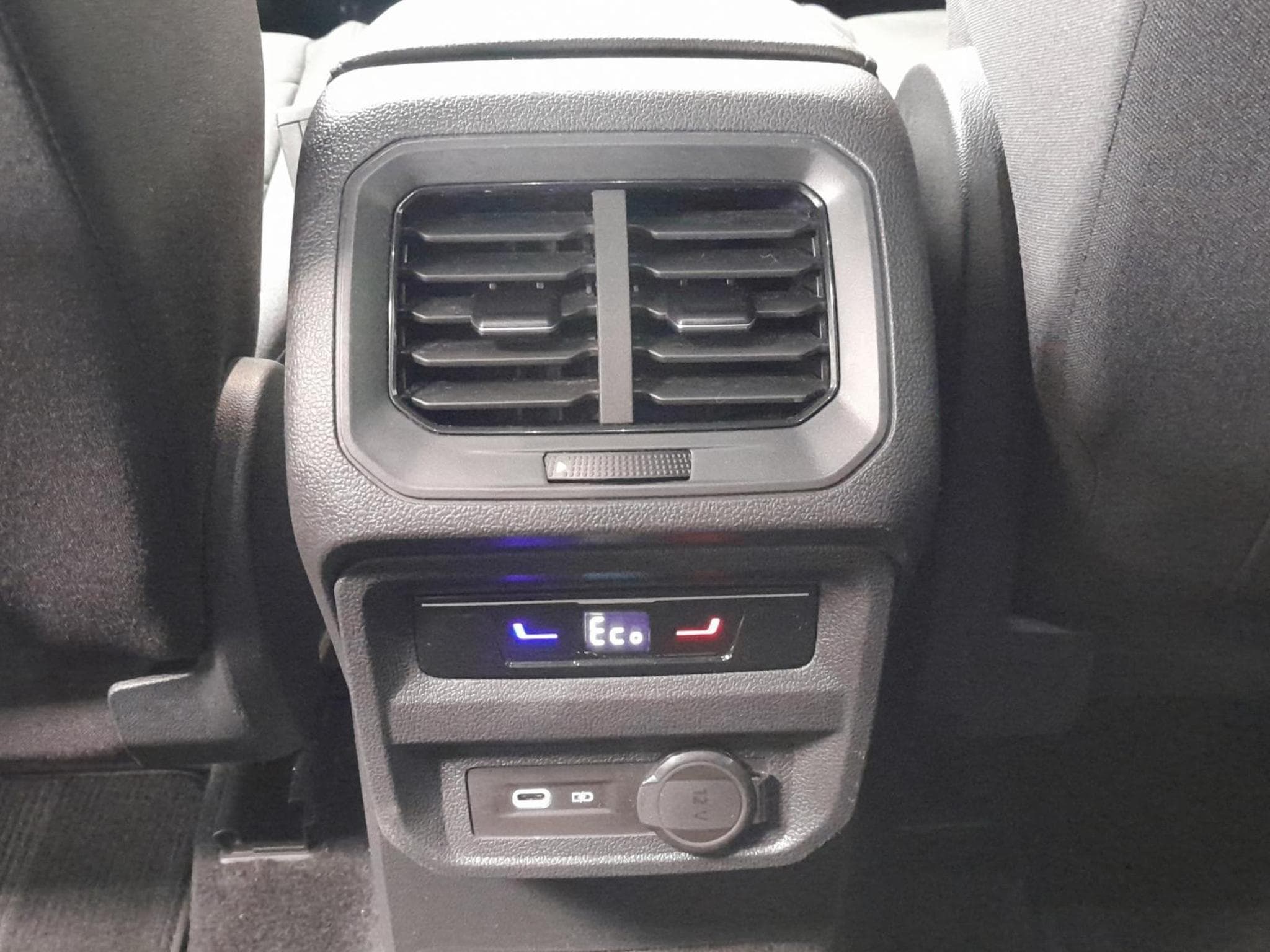 VW Tiguan Elegance+PHEV+DSG+LED+AHK (2023) - Photo 19