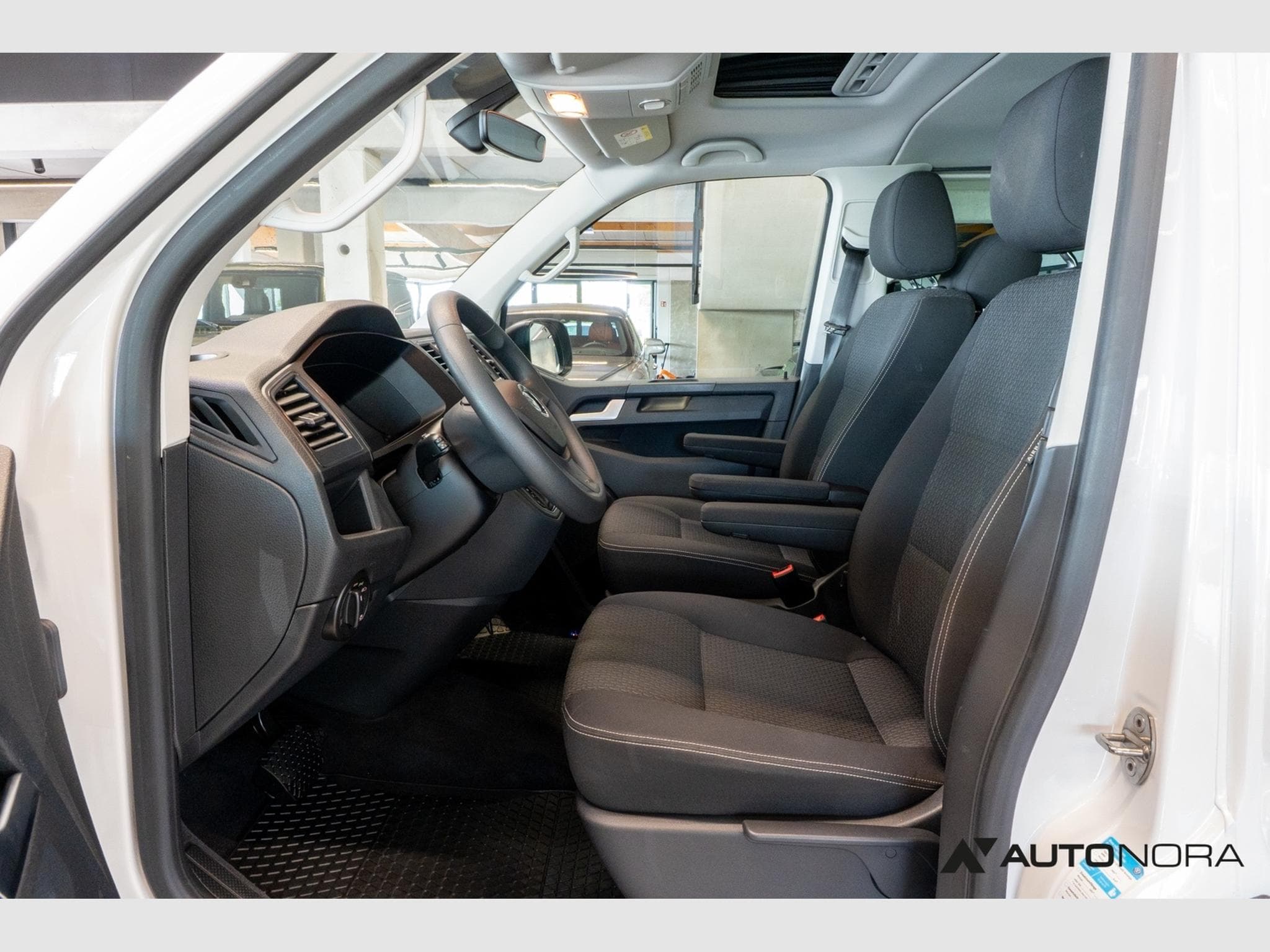 VW Multivan T6 2.0 TDI Multivan Trendline (2016) - Photo 11