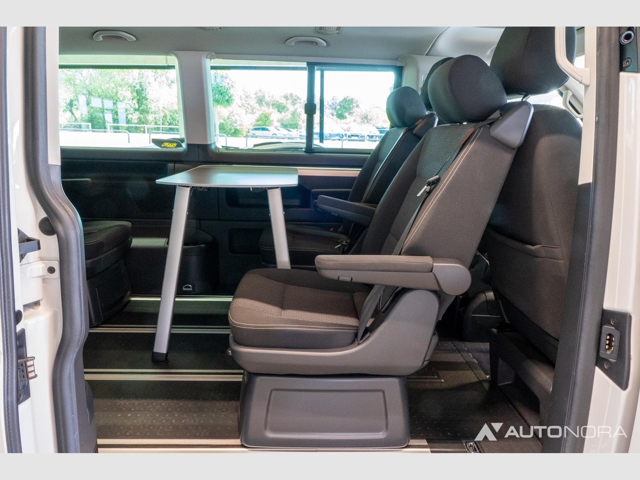 VW Multivan T6 2.0 TDI Multivan Trendline (2016) - Photo 14