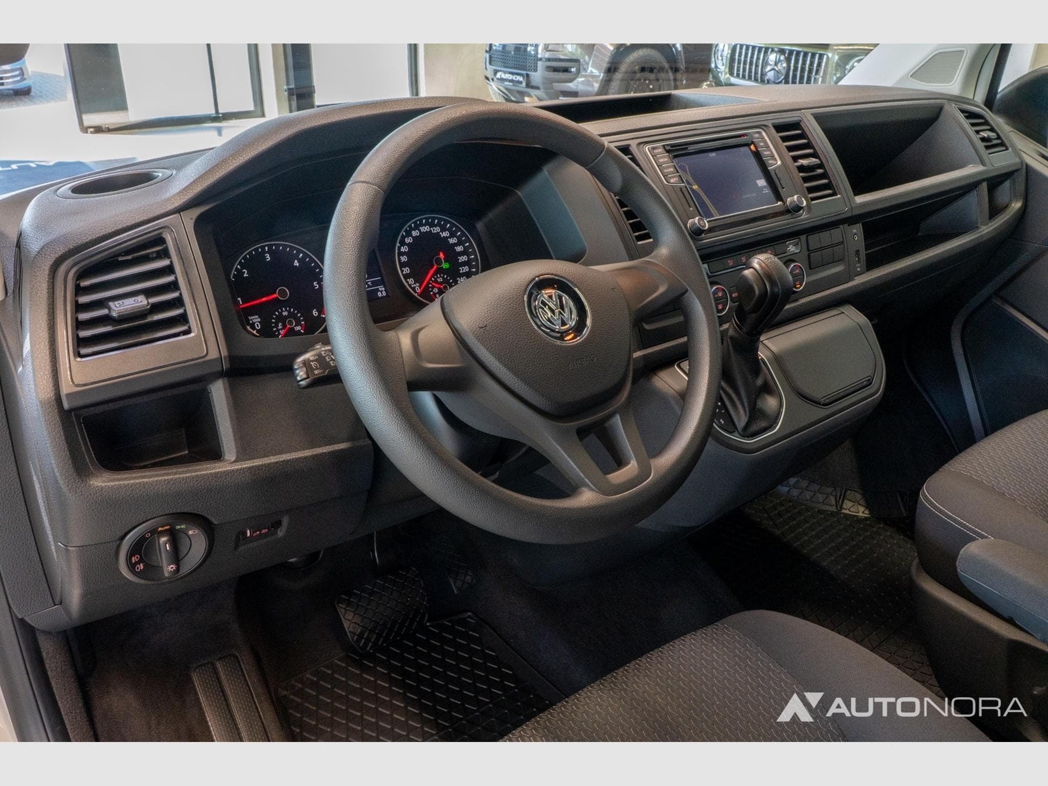 VW Multivan T6 2.0 TDI Multivan Trendline (2016) - Photo 13