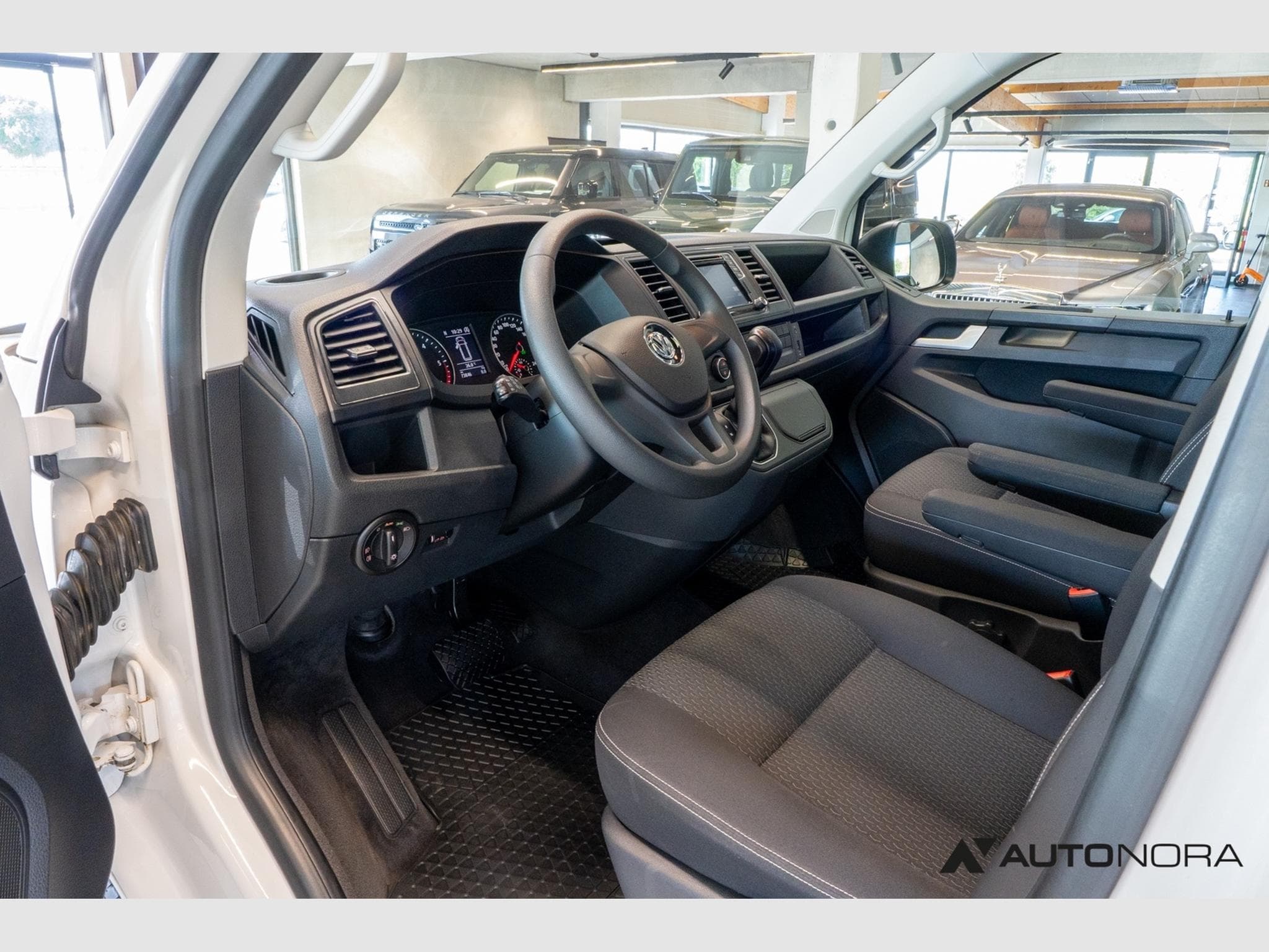 VW Multivan T6 2.0 TDI Multivan Trendline (2016) - Photo 12