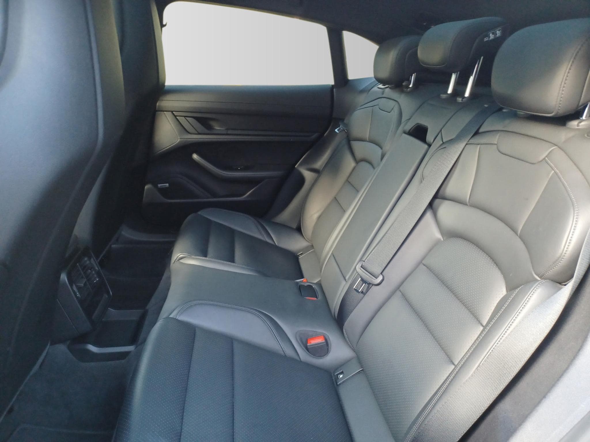 Porsche Taycan 4 Cross Turismo (2021) - Photo 12