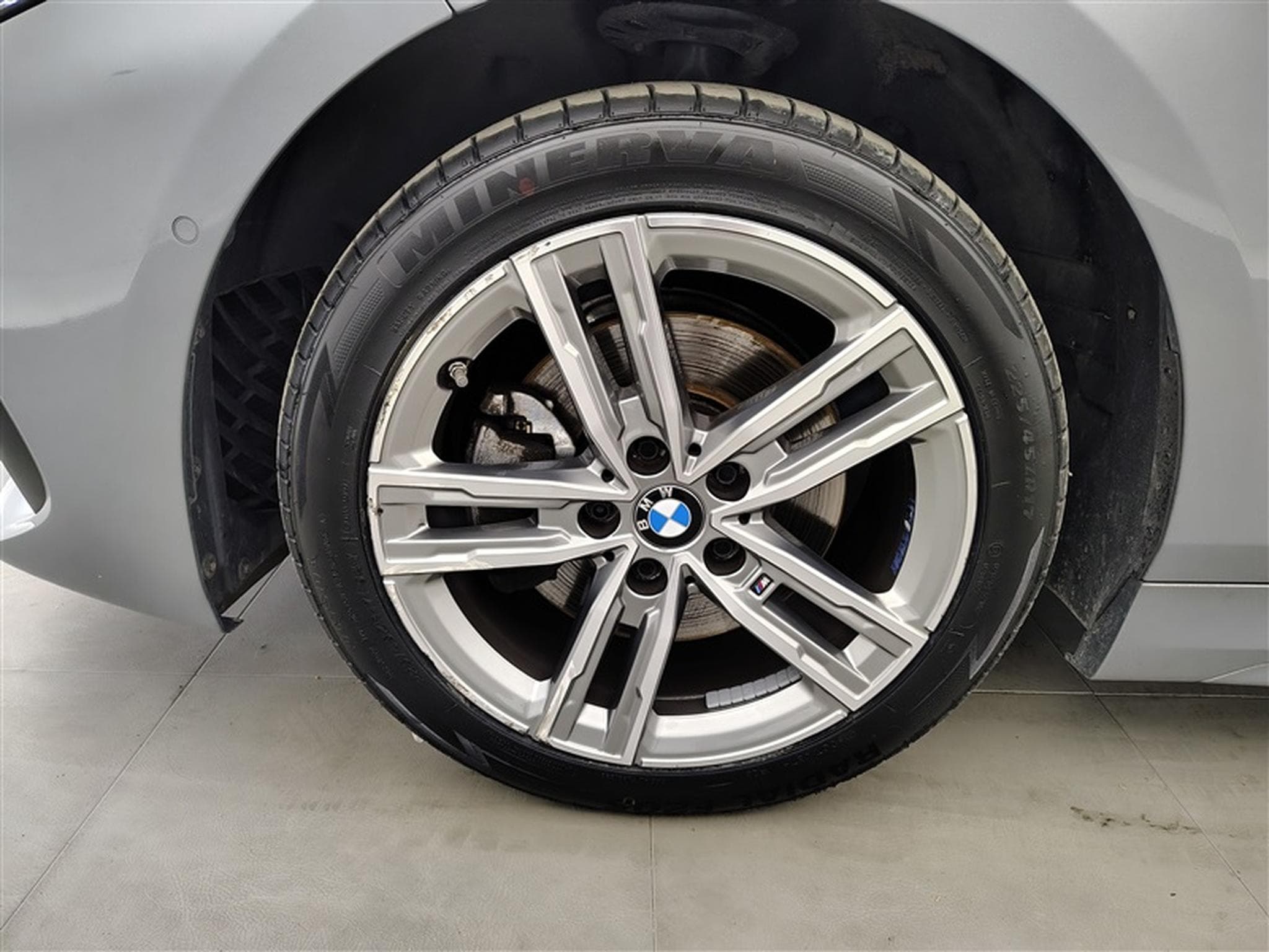 BMW 116 116iA Pack M NAVI / FULL LED / CUIR PARTIEL / CAMERA / JA 17 (2024) - Foto 6