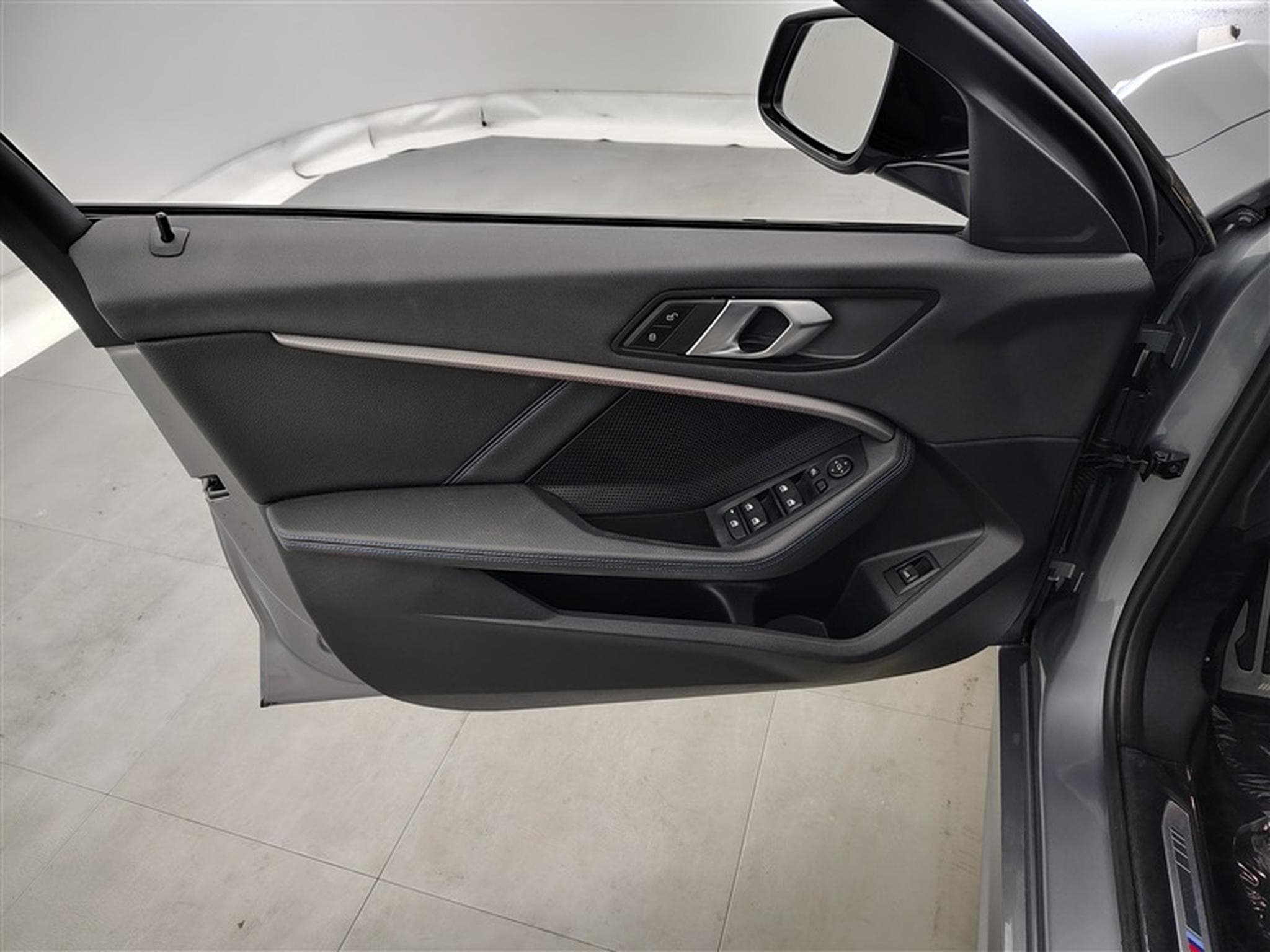 BMW 116 116iA Pack M NAVI / FULL LED / CUIR PARTIEL / CAMERA / JA 17 (2024) - Foto 17