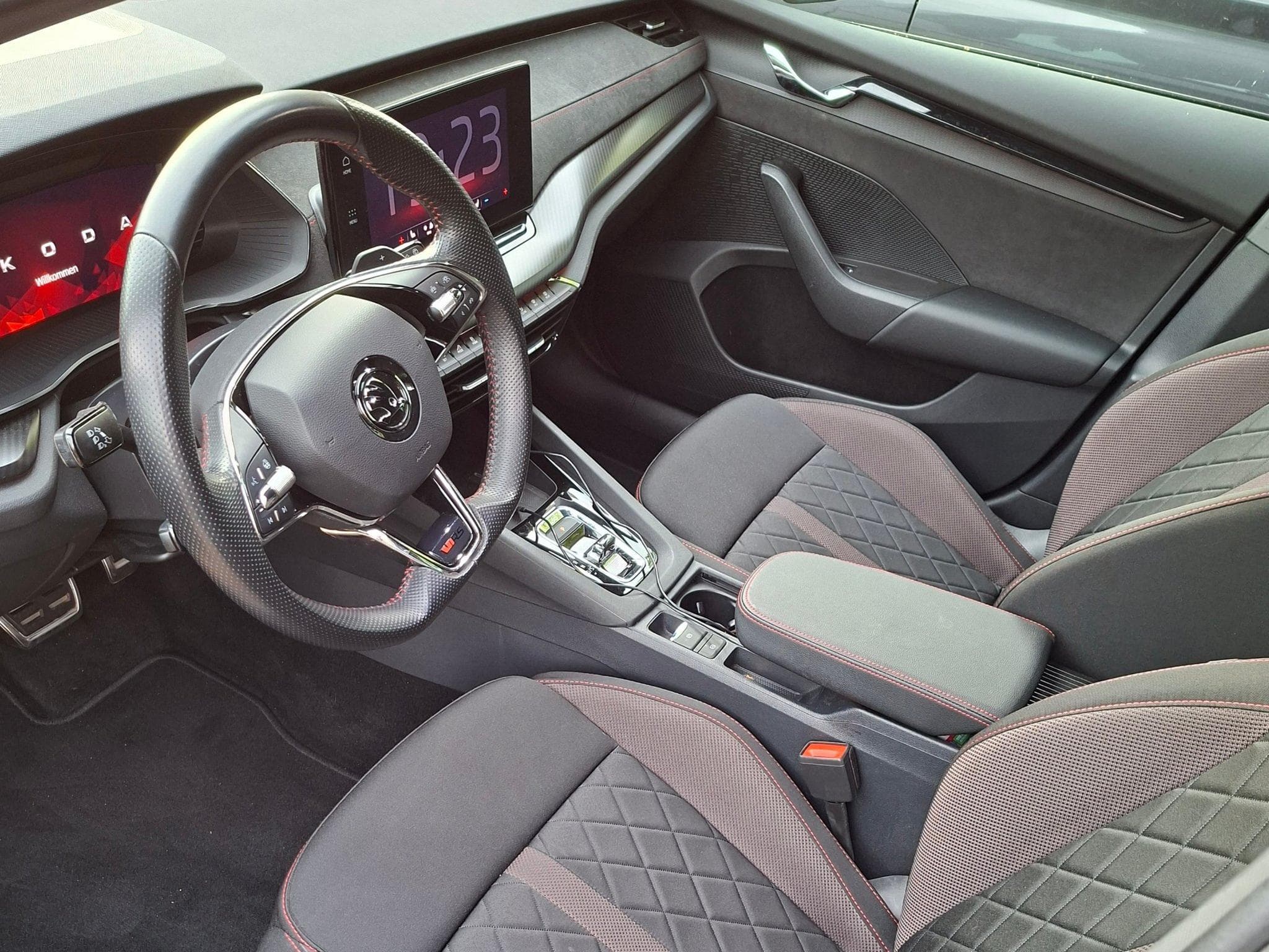Skoda Octavia RS (2024) - Photo 2