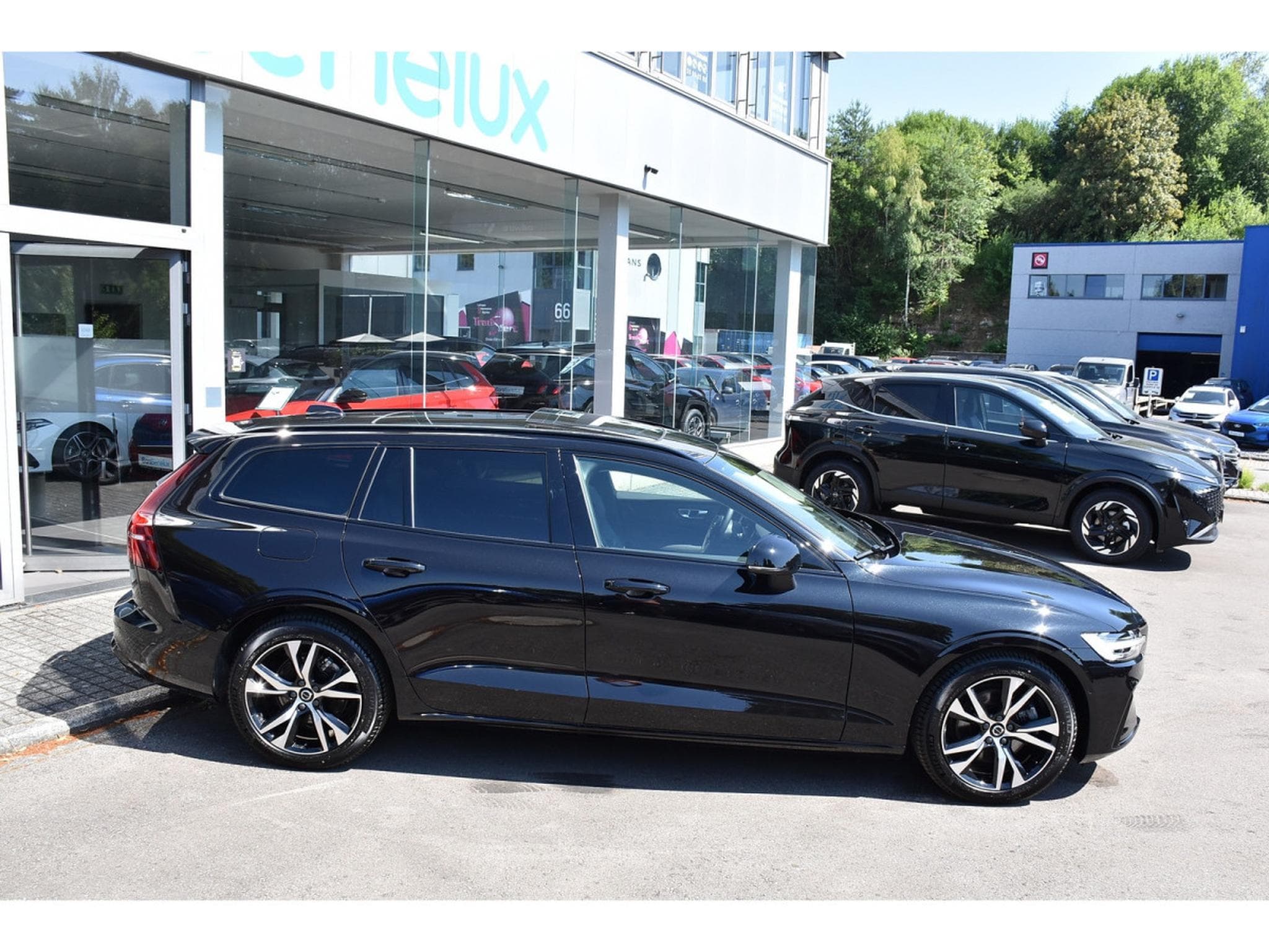 Volvo V60 2.0 B4 Plus Dark Geartronic PANO CUIR MEMO CAM360 HARMAN 1°M (2025) - Photo 3