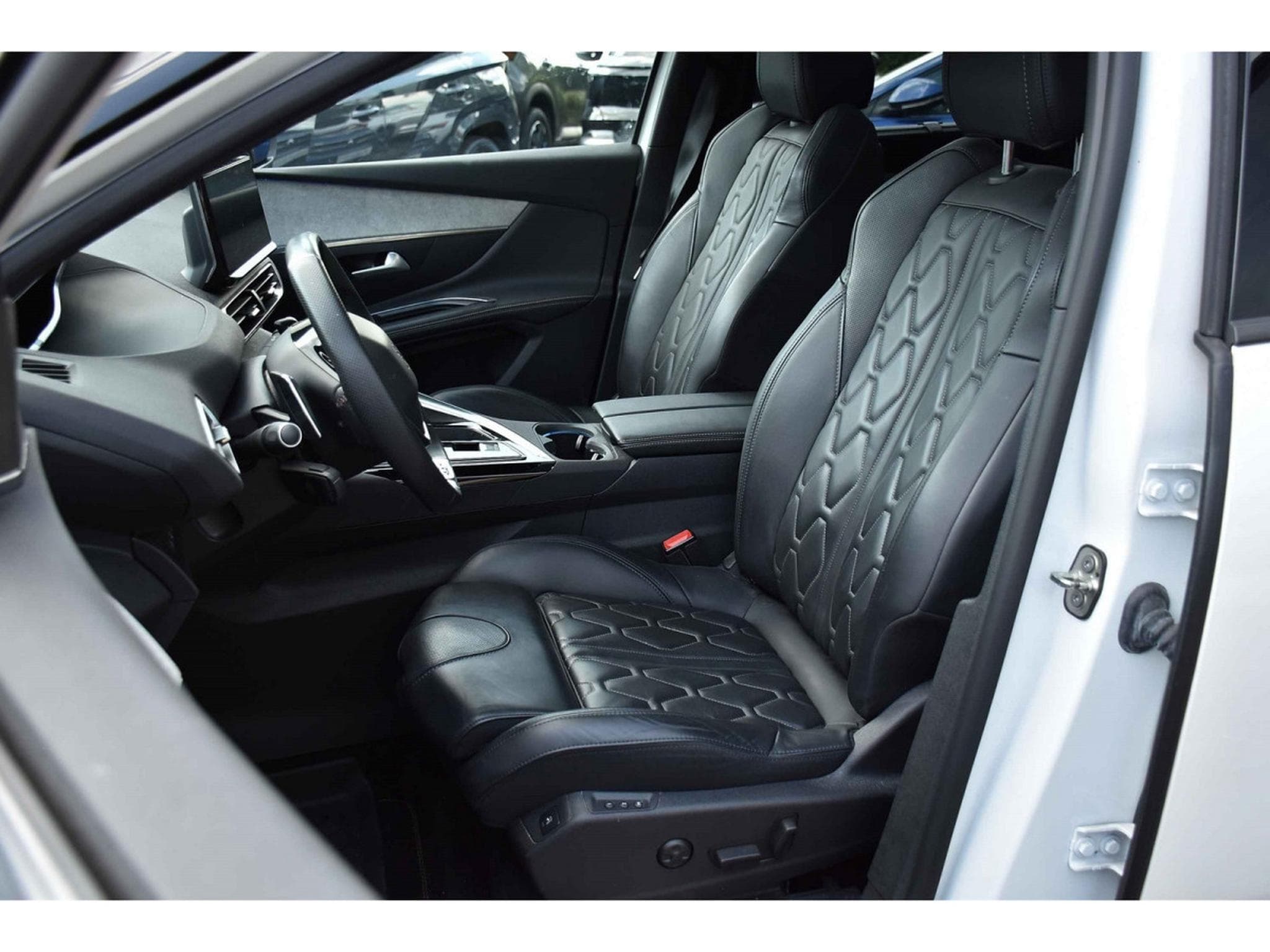 Peugeot 5008 1.5 BlueHDI GT EAT8 PANO CUIR FOCAL ACC SIDE CAM360 1° MAIN (2023) - Foto 6
