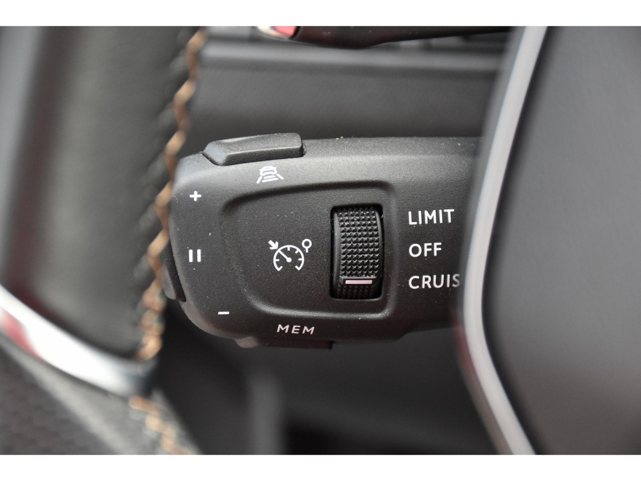 Peugeot 5008 1.5 BlueHDI GT EAT8 PANO CUIR FOCAL ACC SIDE CAM360 1° MAIN (2023) - Foto 21