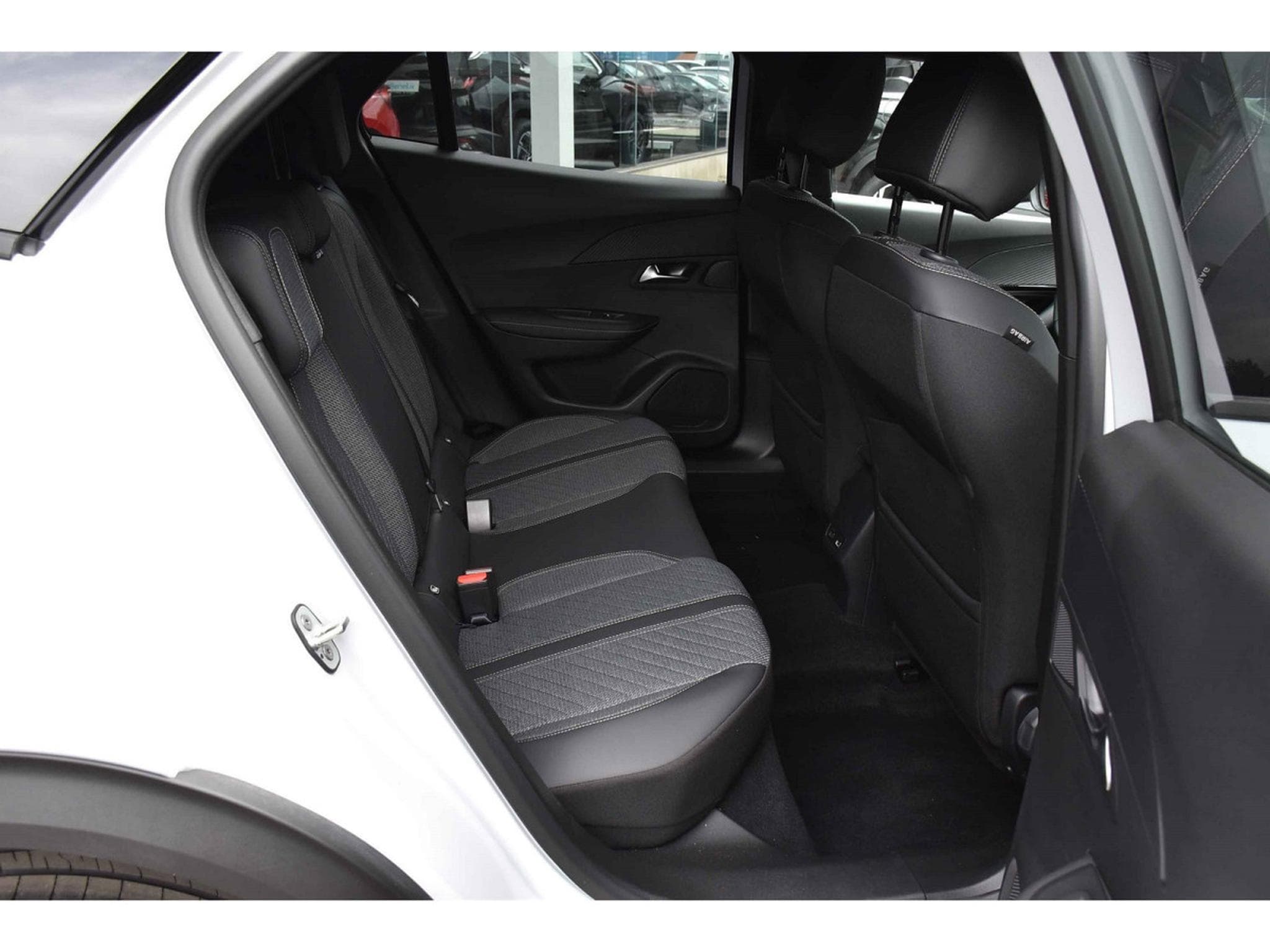 Peugeot 2008 1.2 PureTech Allure ACC GPS LANE SIDE REGUL CAM 360 1° MAIN (2025) - Foto 8
