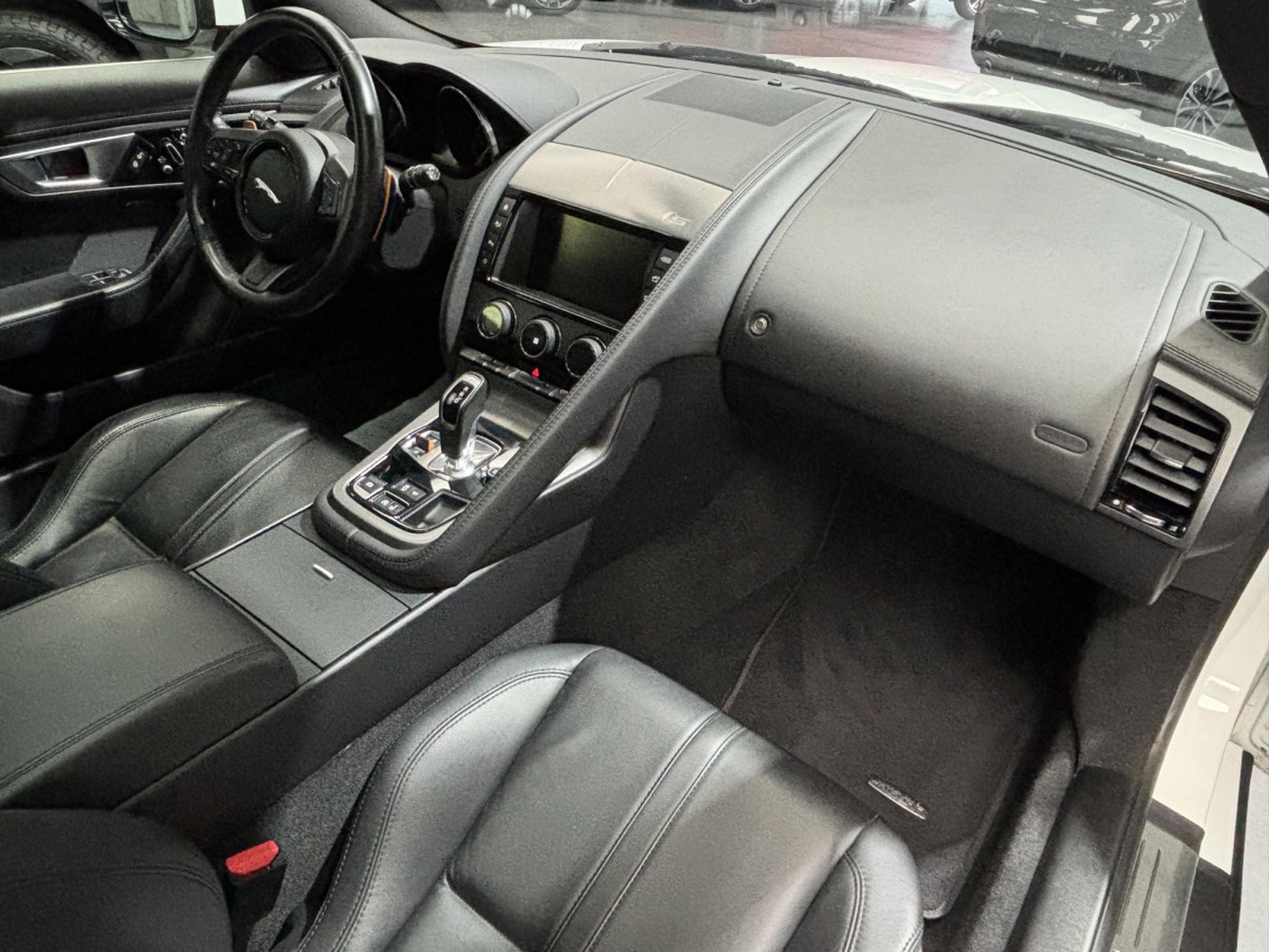Jaguar F-Type 3.0L SC V6 AWD S (2016) - Photo 12