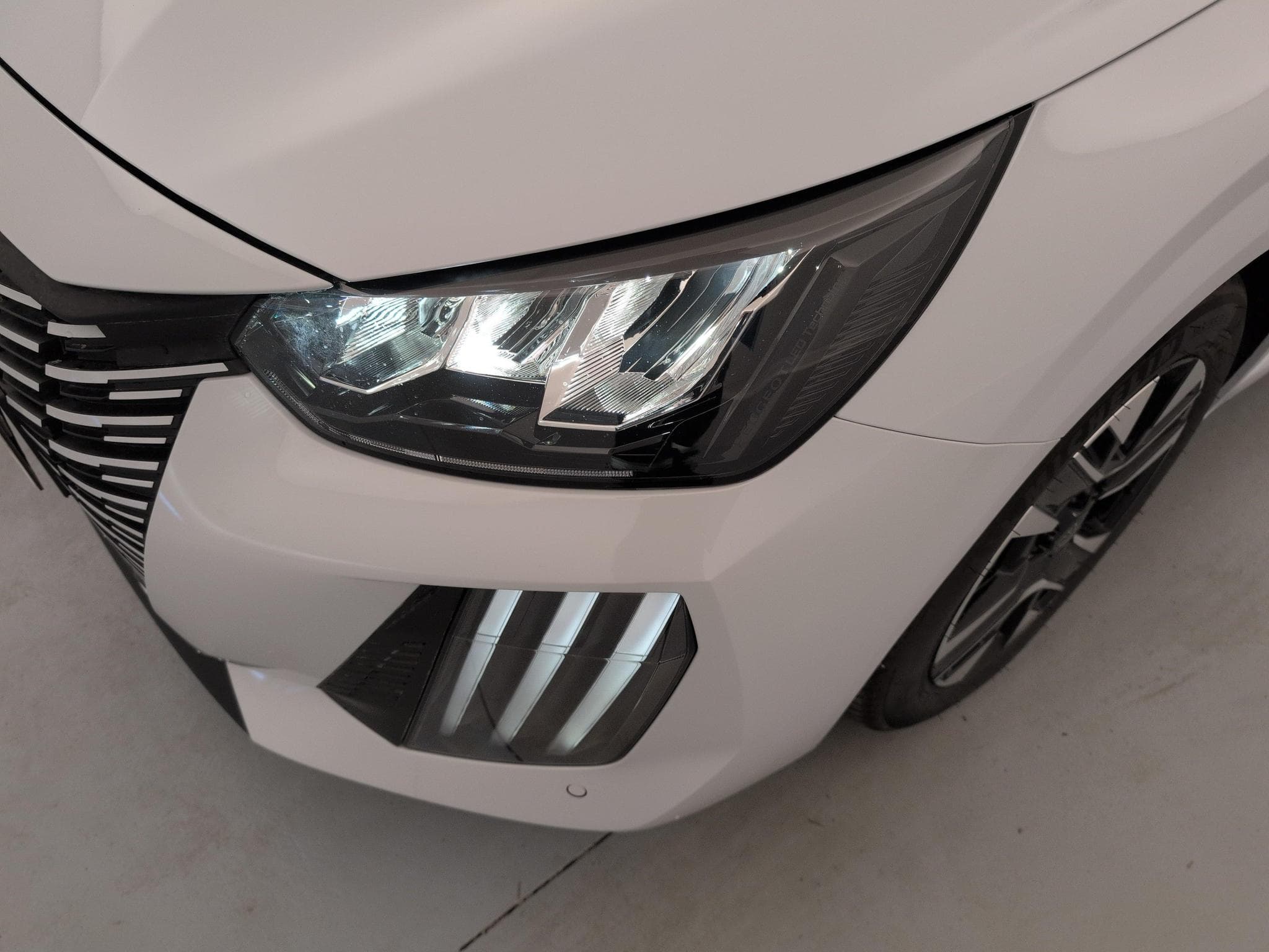 Peugeot 208 Hybrid 110 ch e-DCS6 Allure (2026) - Photo 18