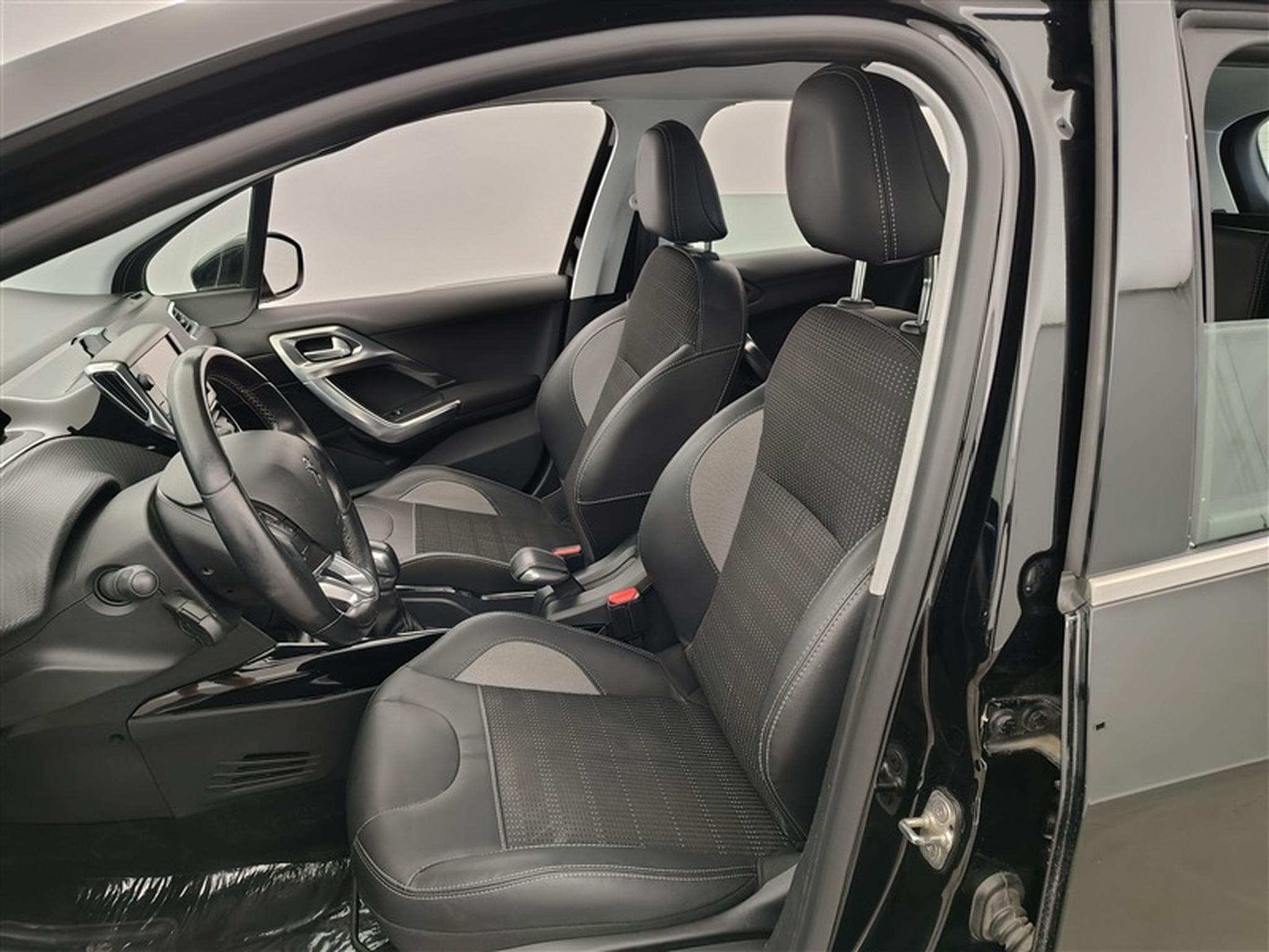 Peugeot 2008 1.2 PureTech Allure S-CUIR / NAVI / CARPLAY (2018) - Photo 6