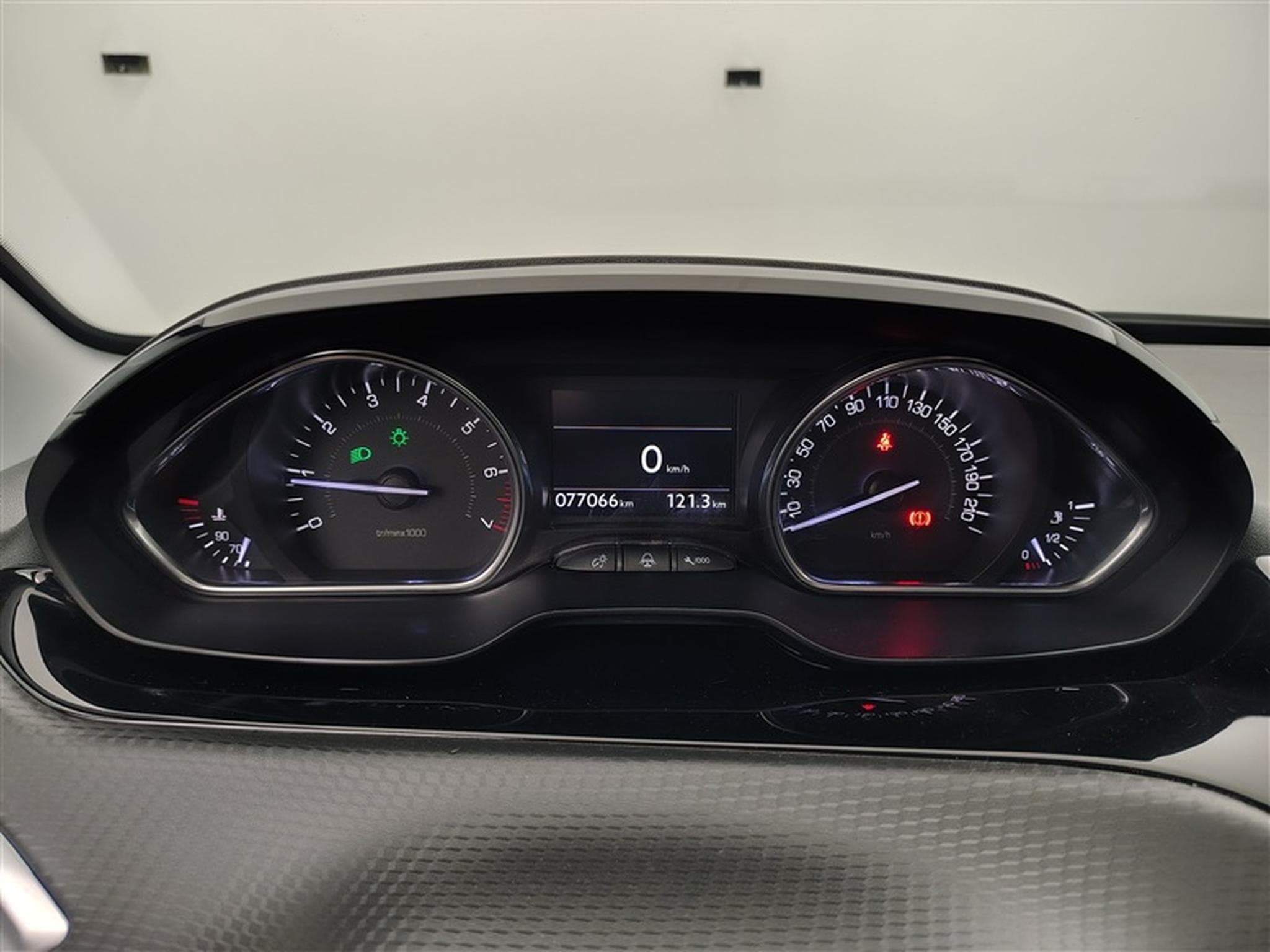 Peugeot 2008 1.2 PureTech Allure S-CUIR / NAVI / CARPLAY (2018) - Photo 9