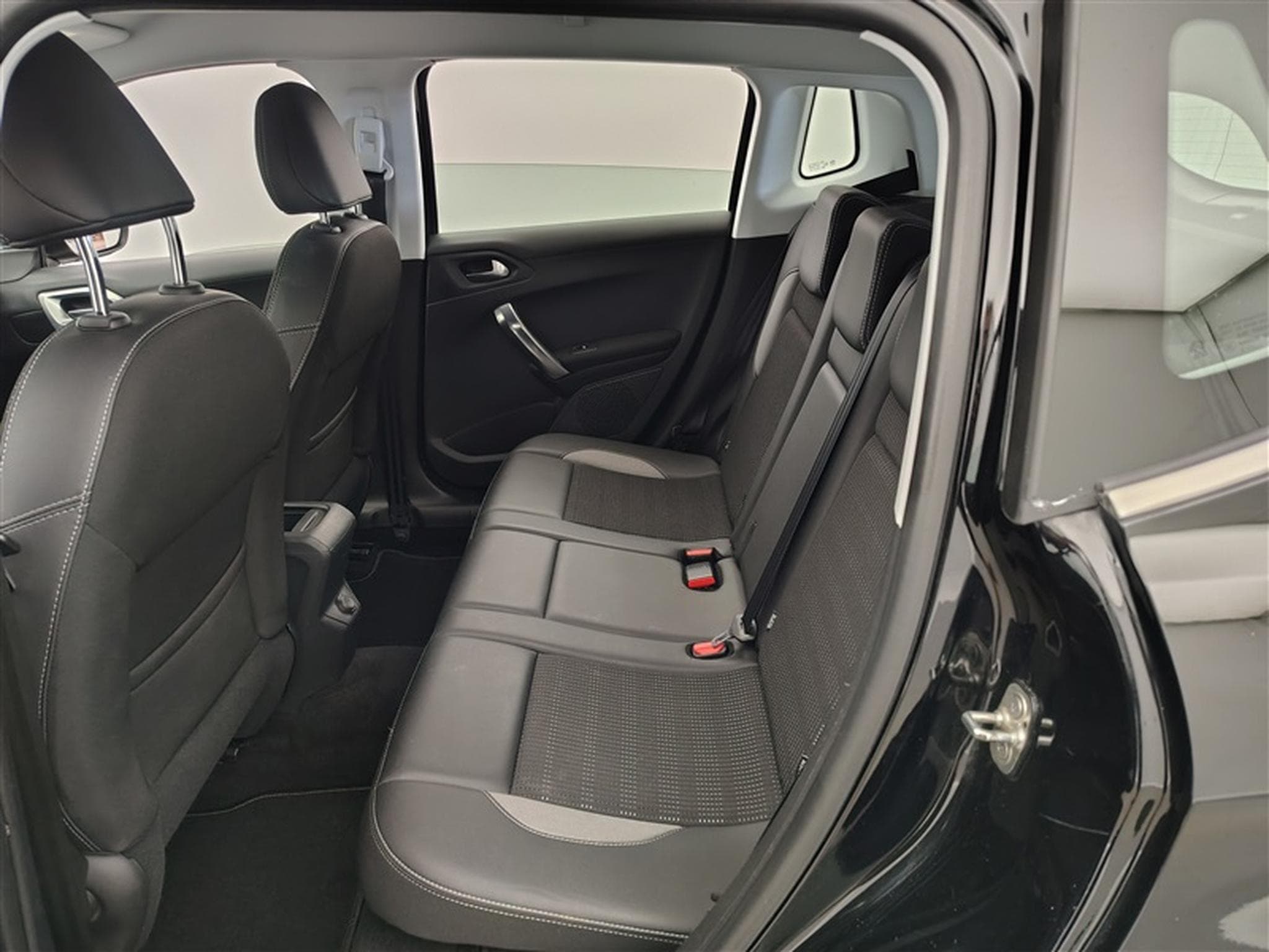 Peugeot 2008 1.2 PureTech Allure S-CUIR / NAVI / CARPLAY (2018) - Photo 12