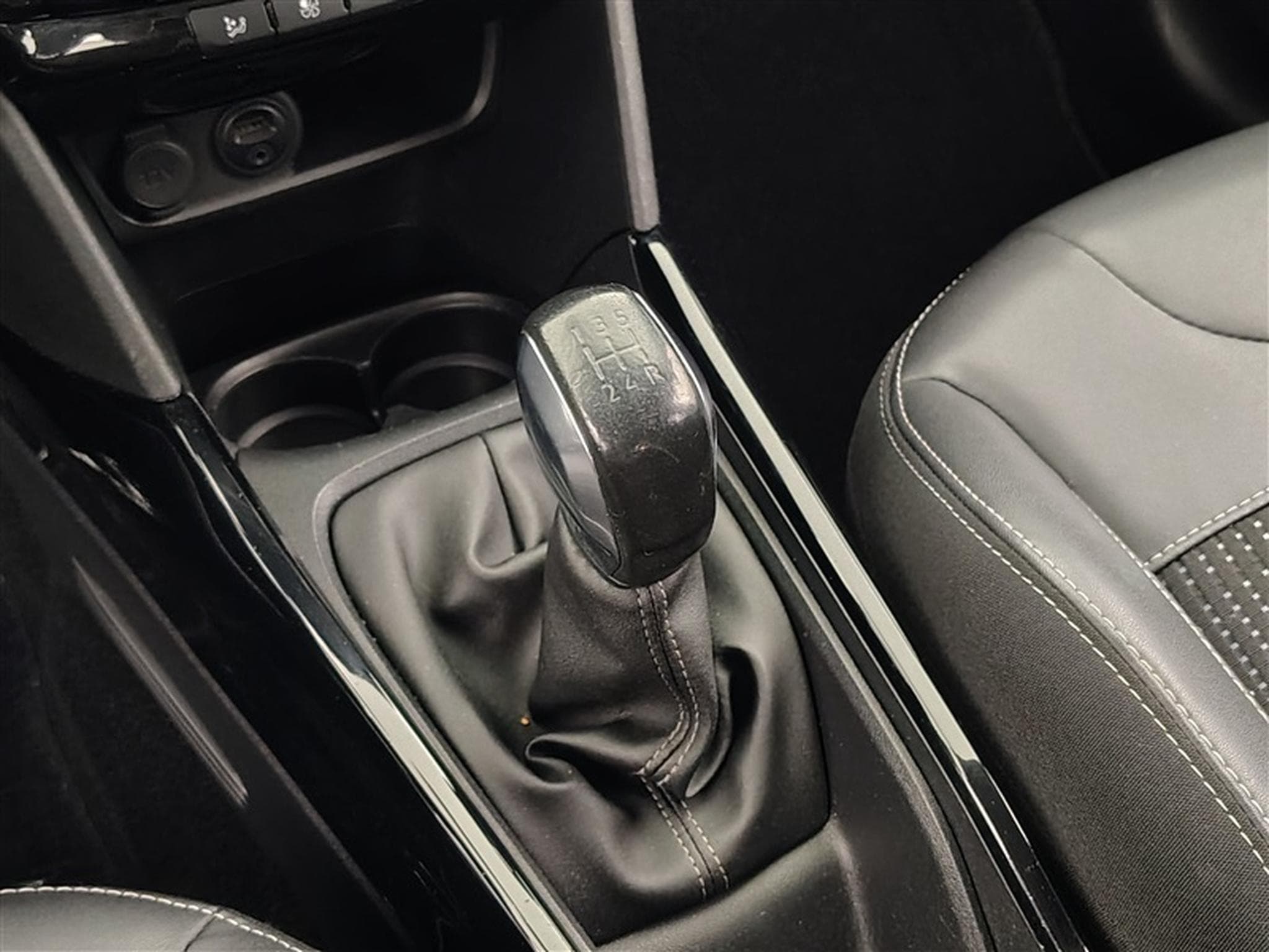 Peugeot 2008 1.2 PureTech Allure S-CUIR / NAVI / CARPLAY (2018) - Photo 11