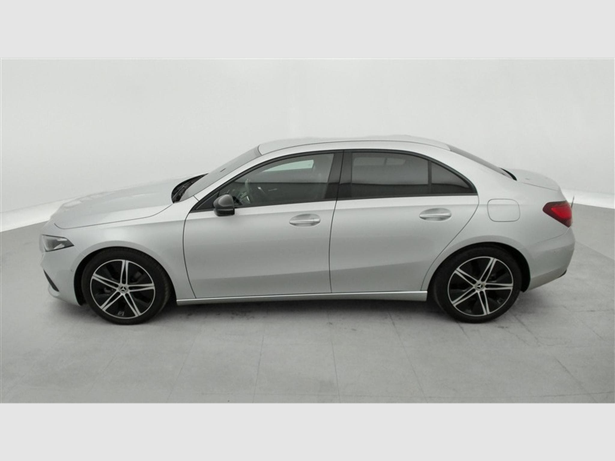Mercedes A 180 A 180 d Luxury LINE CUIR/NAVI/FULL LED/JA/PDC AV AR (2023) - Photo 3