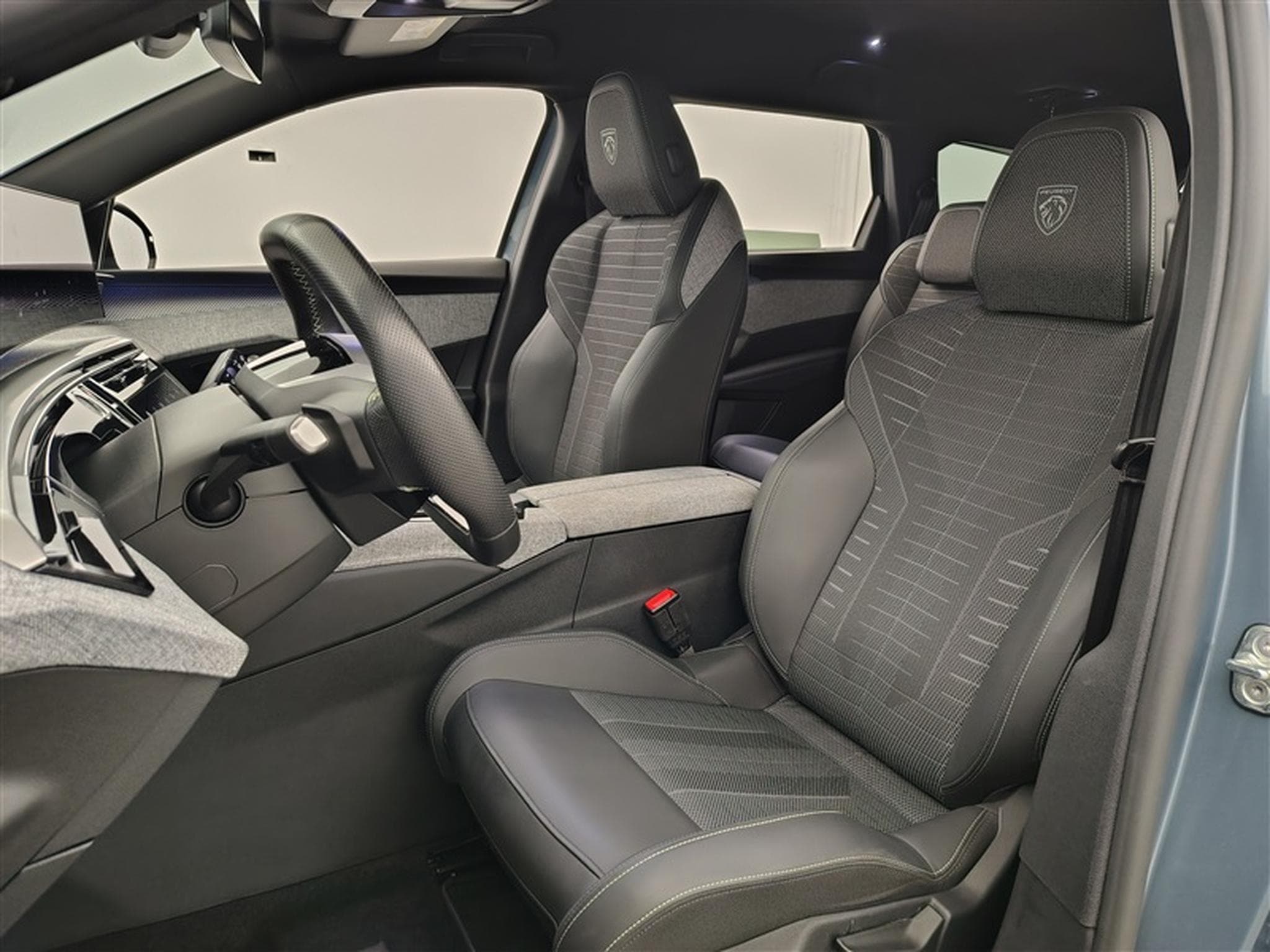Peugeot 5008 1.2 HYBRID 136cv e-DSC6 GT Pack 7pl. NAVI / CAMERA 360° (2025) - Photo 7