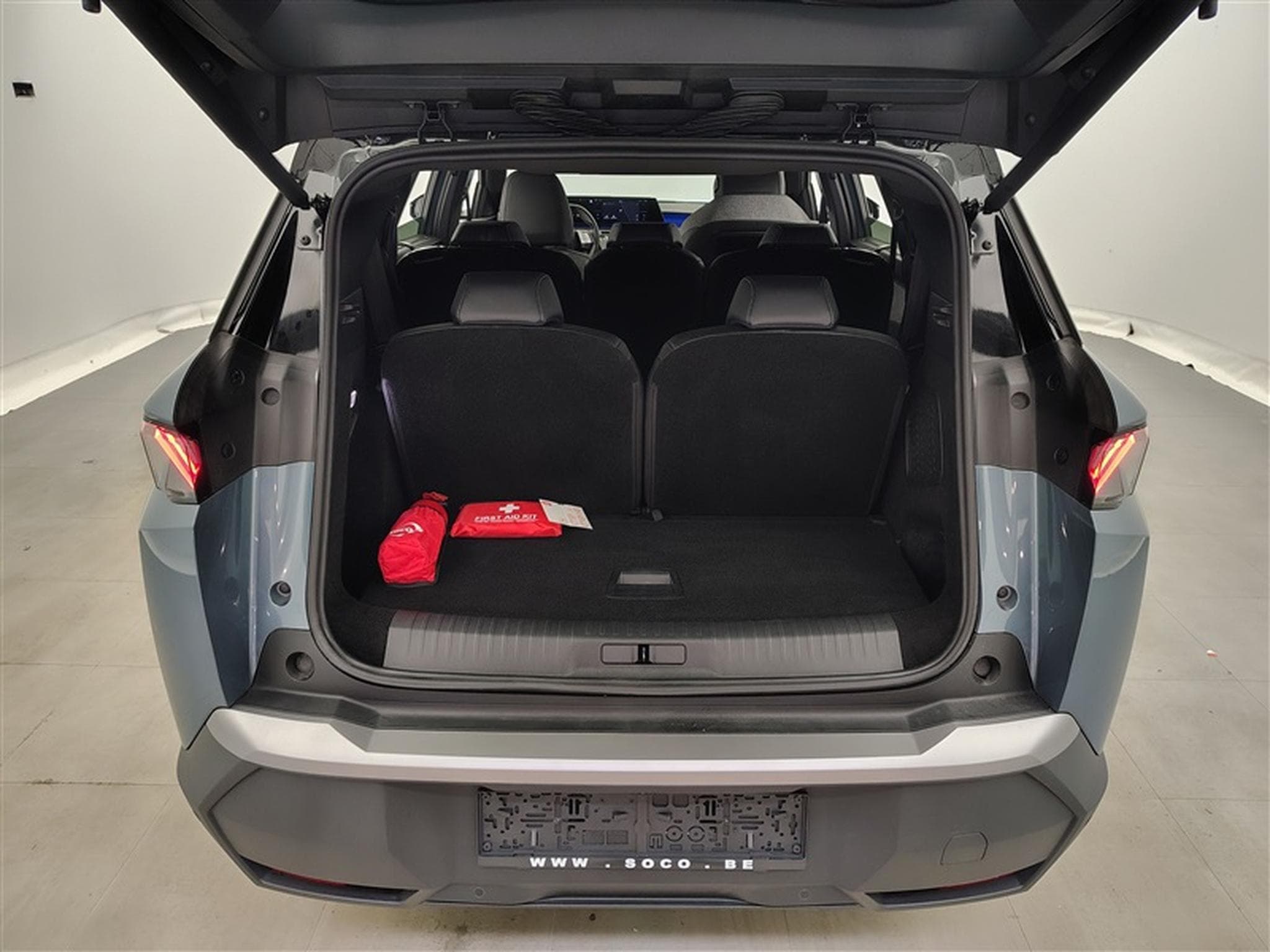 Peugeot 5008 1.2 HYBRID 136cv e-DSC6 GT Pack 7pl. NAVI / CAMERA 360° (2025) - Photo 14