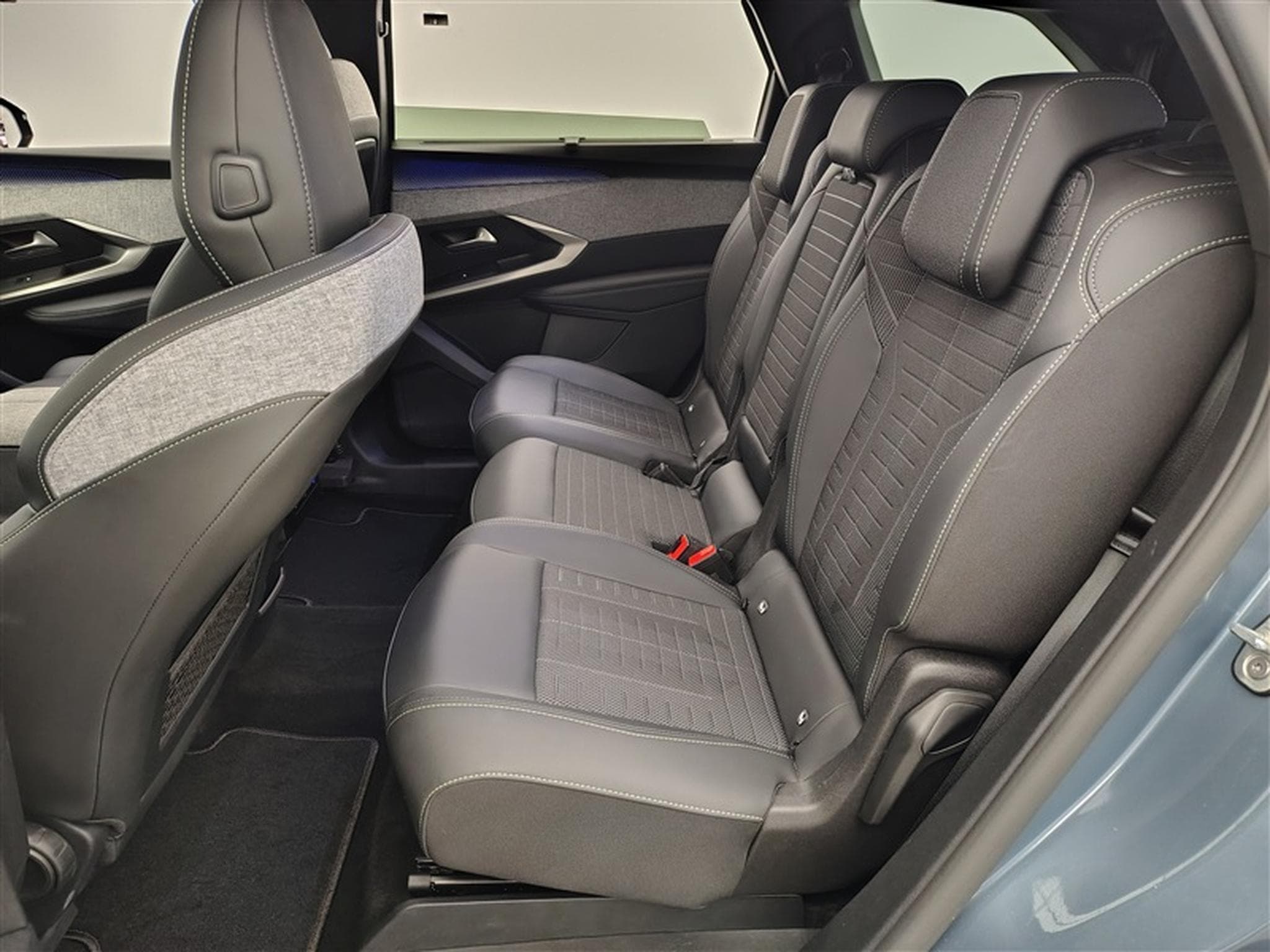 Peugeot 5008 1.2 HYBRID 136cv e-DSC6 GT Pack 7pl. NAVI / CAMERA 360° (2025) - Photo 13