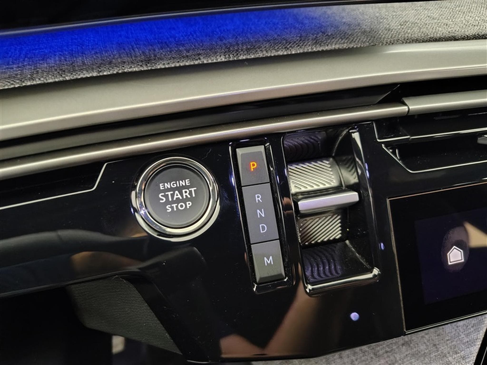 Peugeot 5008 1.2 HYBRID 136cv e-DSC6 GT Pack 7pl. NAVI / CAMERA 360° (2025) - Photo 12