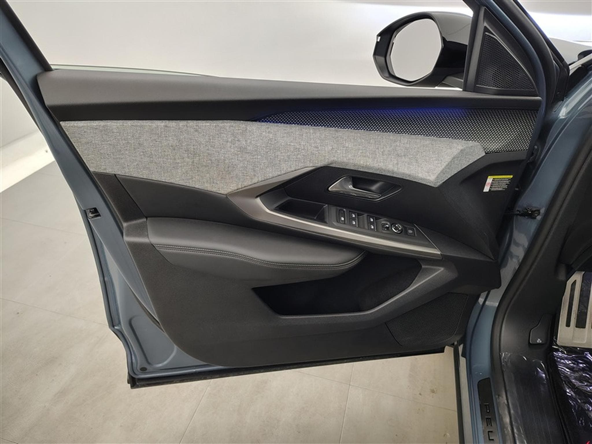 Peugeot 5008 1.2 HYBRID 136cv e-DSC6 GT Pack 7pl. NAVI / CAMERA 360° (2025) - Photo 17
