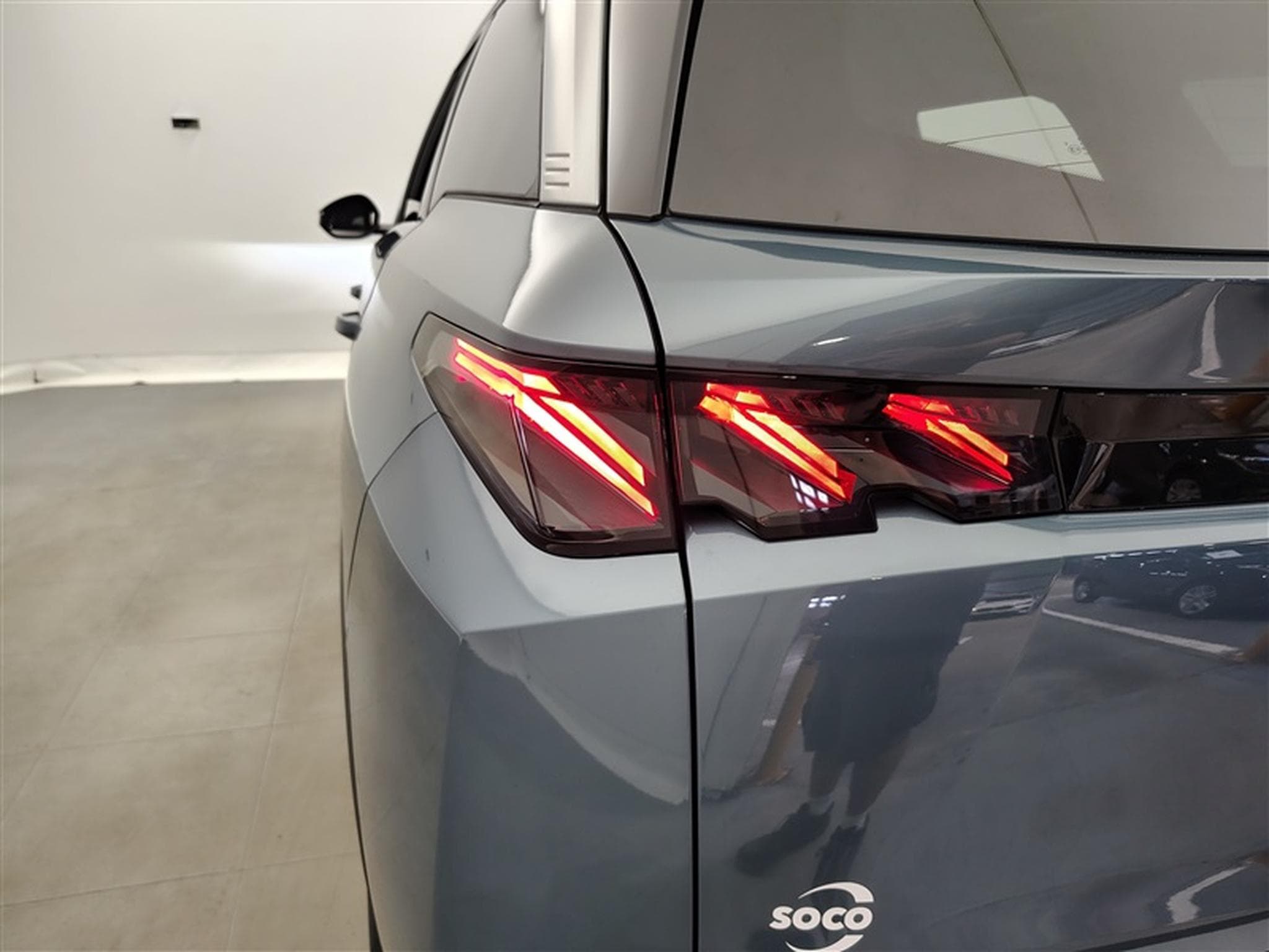 Peugeot 5008 1.2 HYBRID 136cv e-DSC6 GT Pack 7pl. NAVI / CAMERA 360° (2025) - Photo 16
