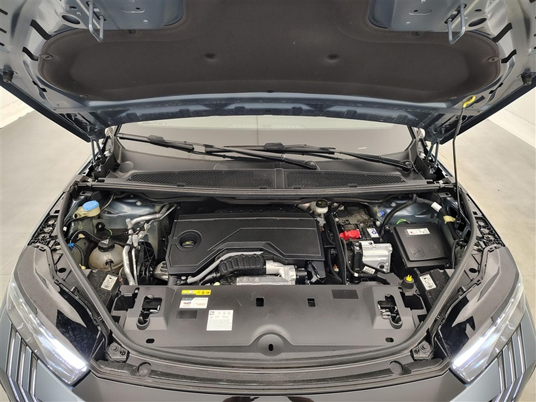 Peugeot 5008 1.2 HYBRID 136cv e-DSC6 GT Pack 7pl. NAVI / CAMERA 360° (2025) - Photo 21
