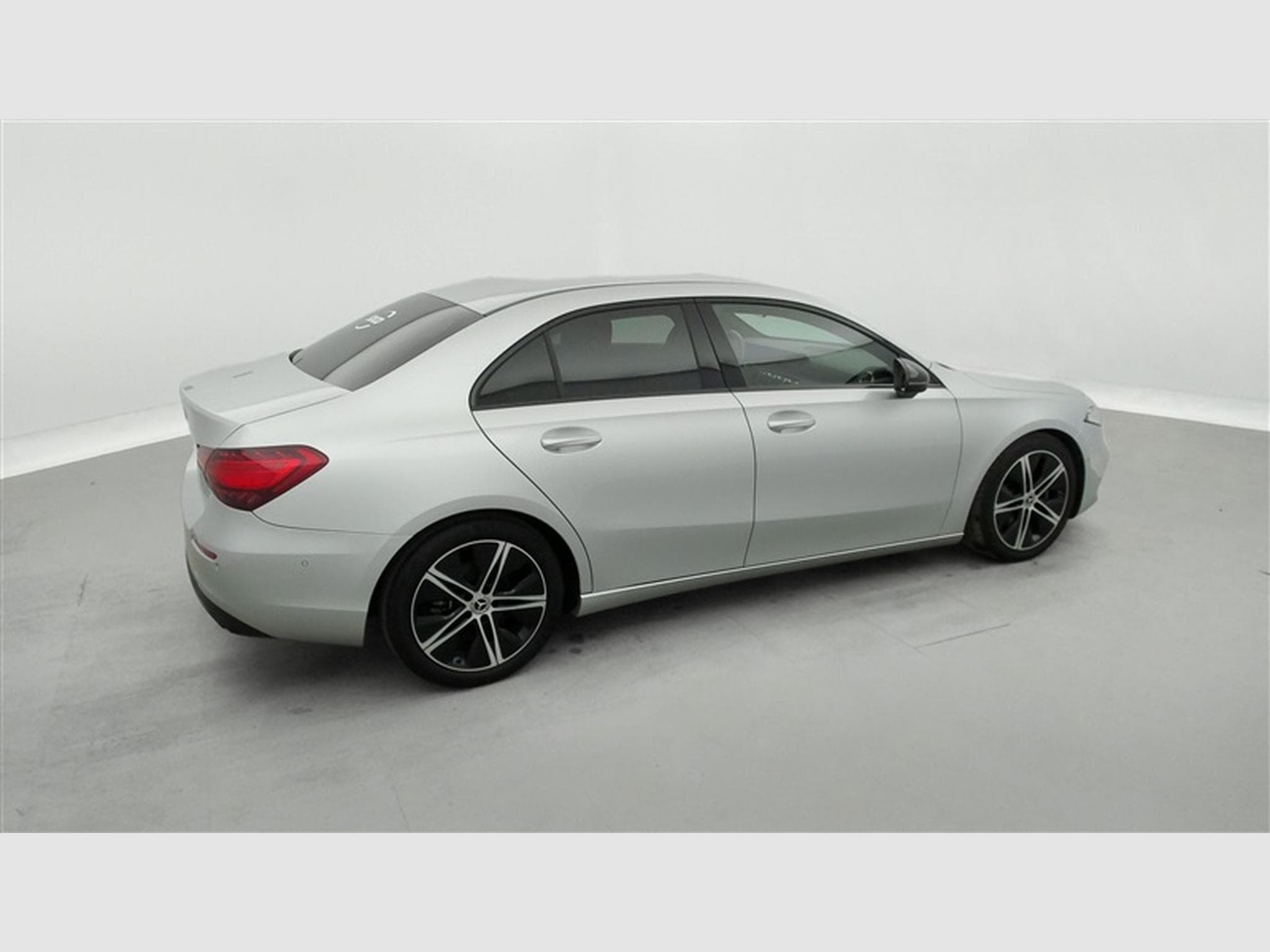 Mercedes A 180 A 180 d Luxury LINE CUIR/NAVI/FULL LED/JA/PDC AV AR (2023) - Photo 24
