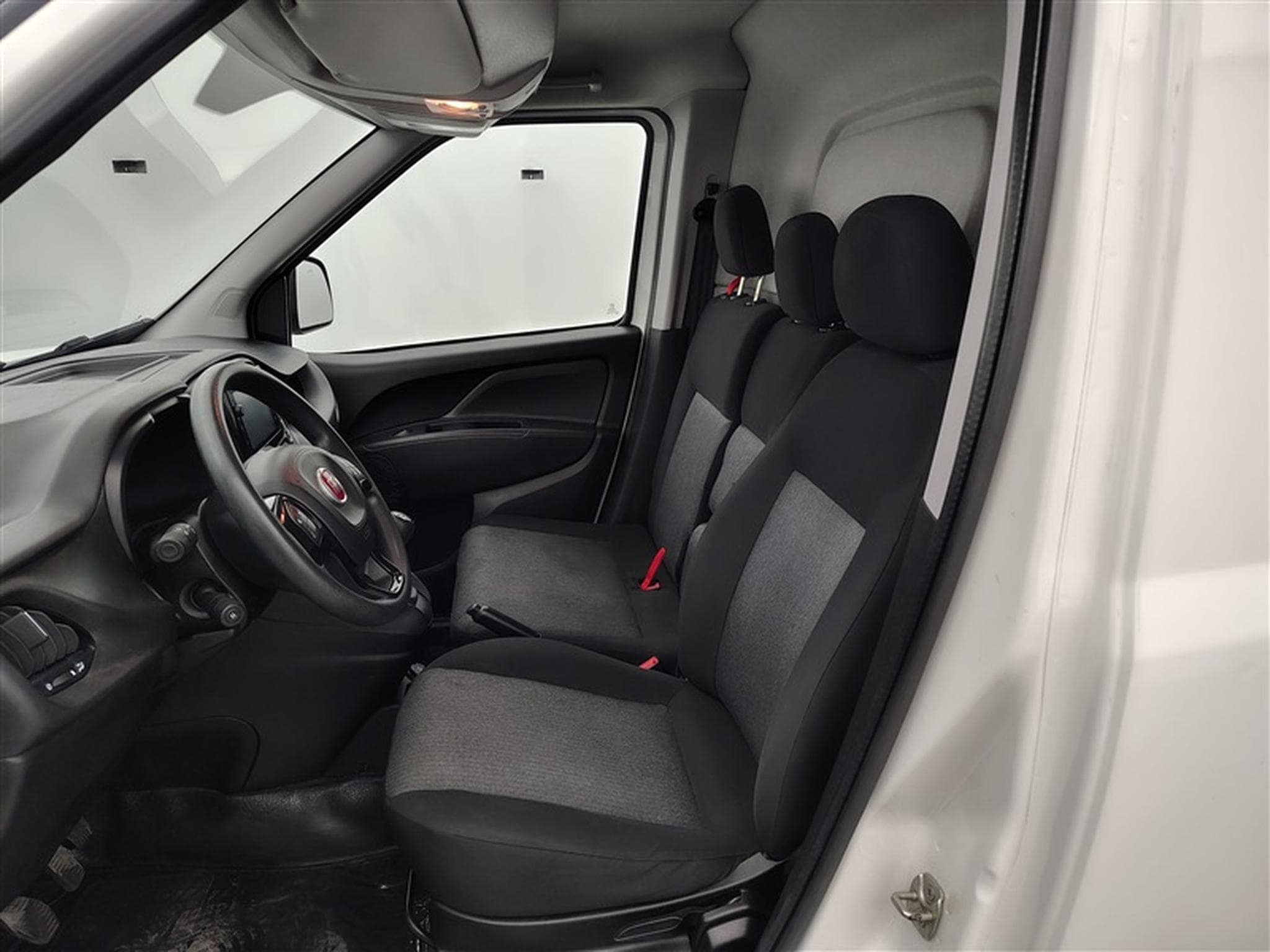 Fiat Doblo 1.6 MJET Cargo CLIM / CARPLAY (2023) - Photo 7
