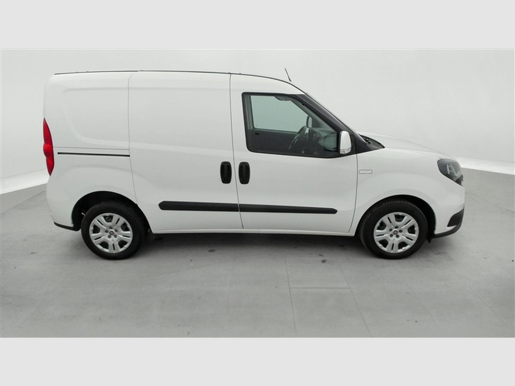 Fiat Doblo 1.6 MJET Cargo CLIM / CARPLAY (2023) - Photo 22