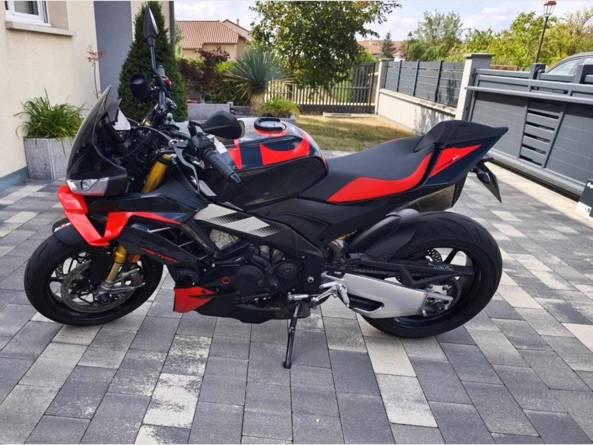 Aprilia Tuono TUONO 1100 V4 factory (2025) - Photo 2