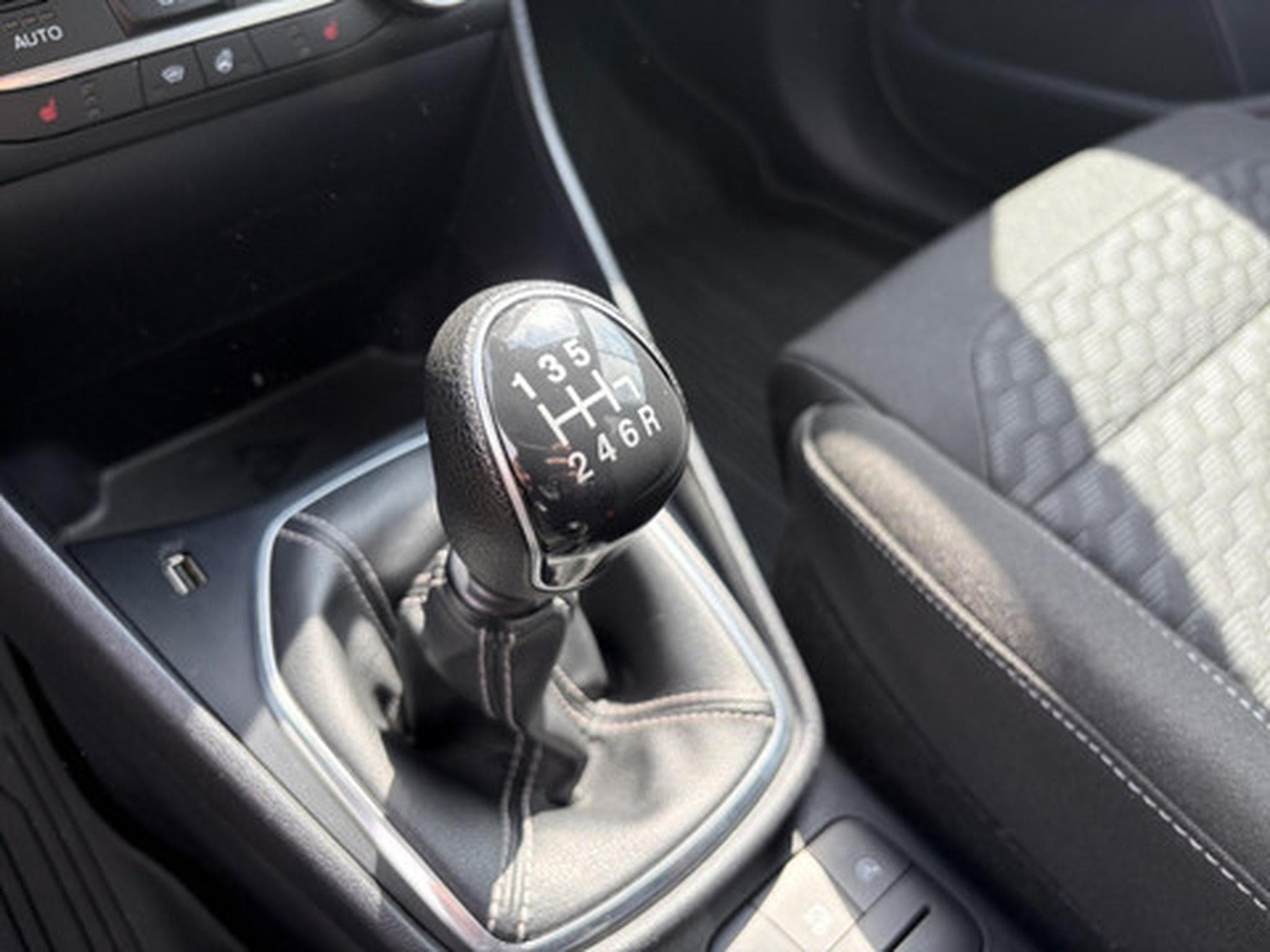 Ford Fiesta 1.0i EcoBoost MHEV 92kW Titanium (2023) - Photo 9