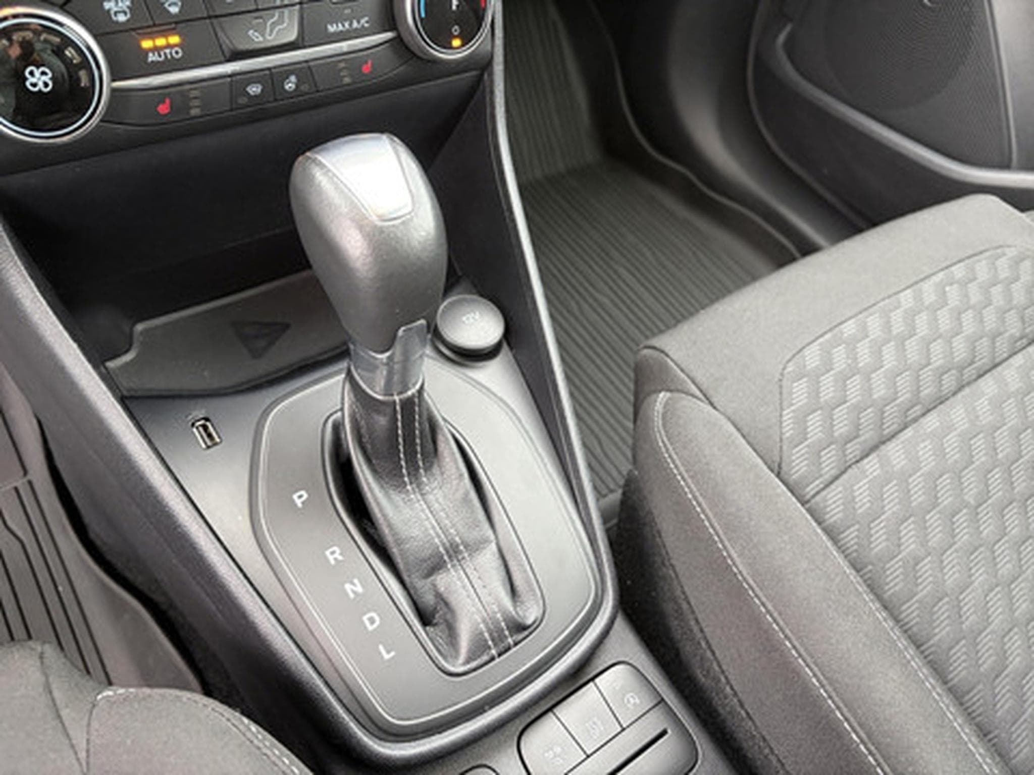 Ford Fiesta 1.0i EcoBoost MHEV 92kW DCT Titanium (2023) - Photo 9