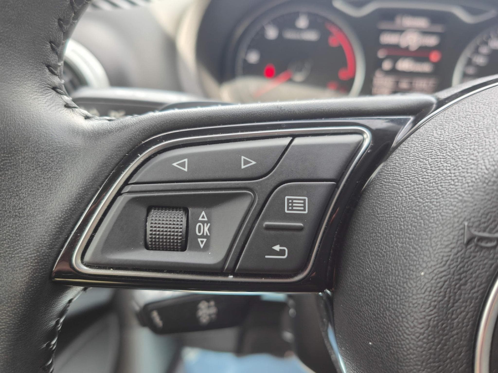 Audi A3 30 TDI AMBITION GPS CARPLAY CLIM AUTO APS AV/AR (2019) - Foto 17