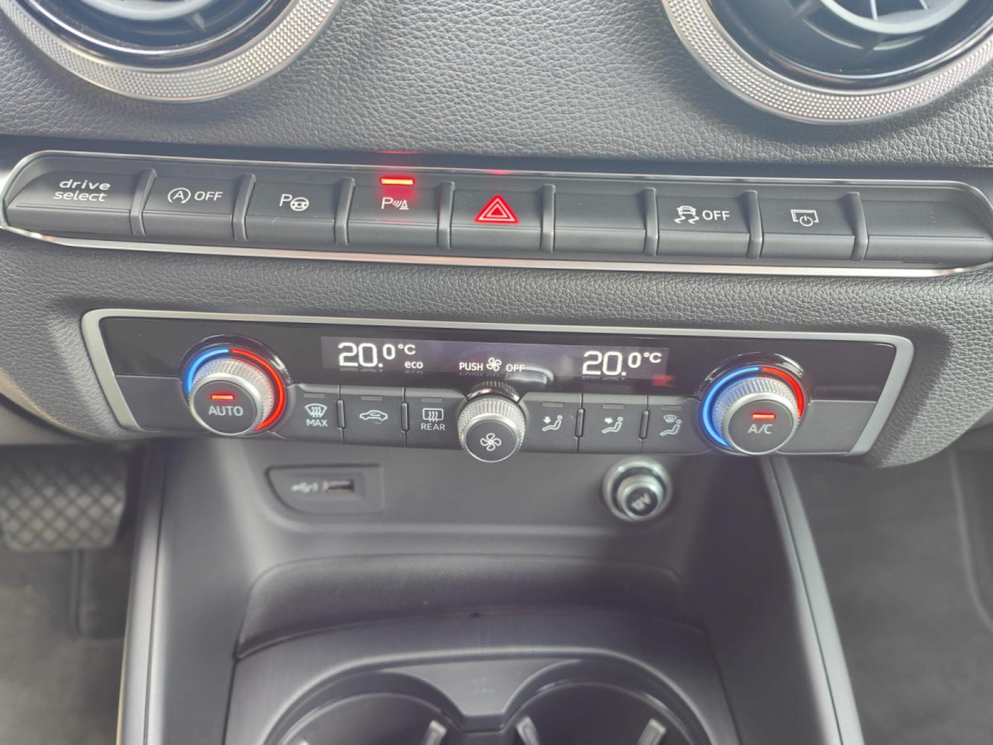 Audi A3 30 TDI AMBITION GPS CARPLAY CLIM AUTO APS AV/AR (2019) - Foto 24