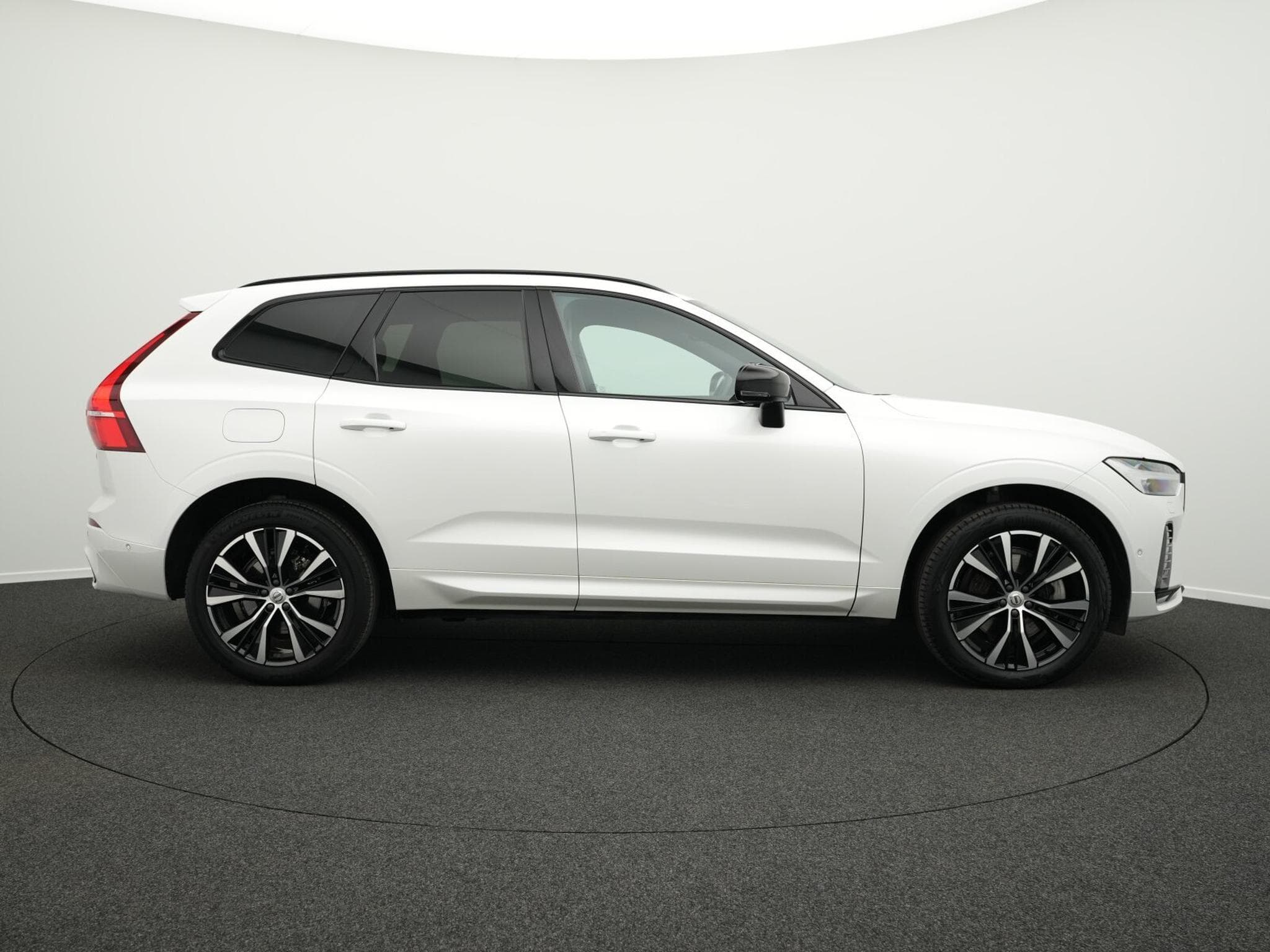 Volvo XC60 B4 AWD Plus Dark (2023) - Photo 5