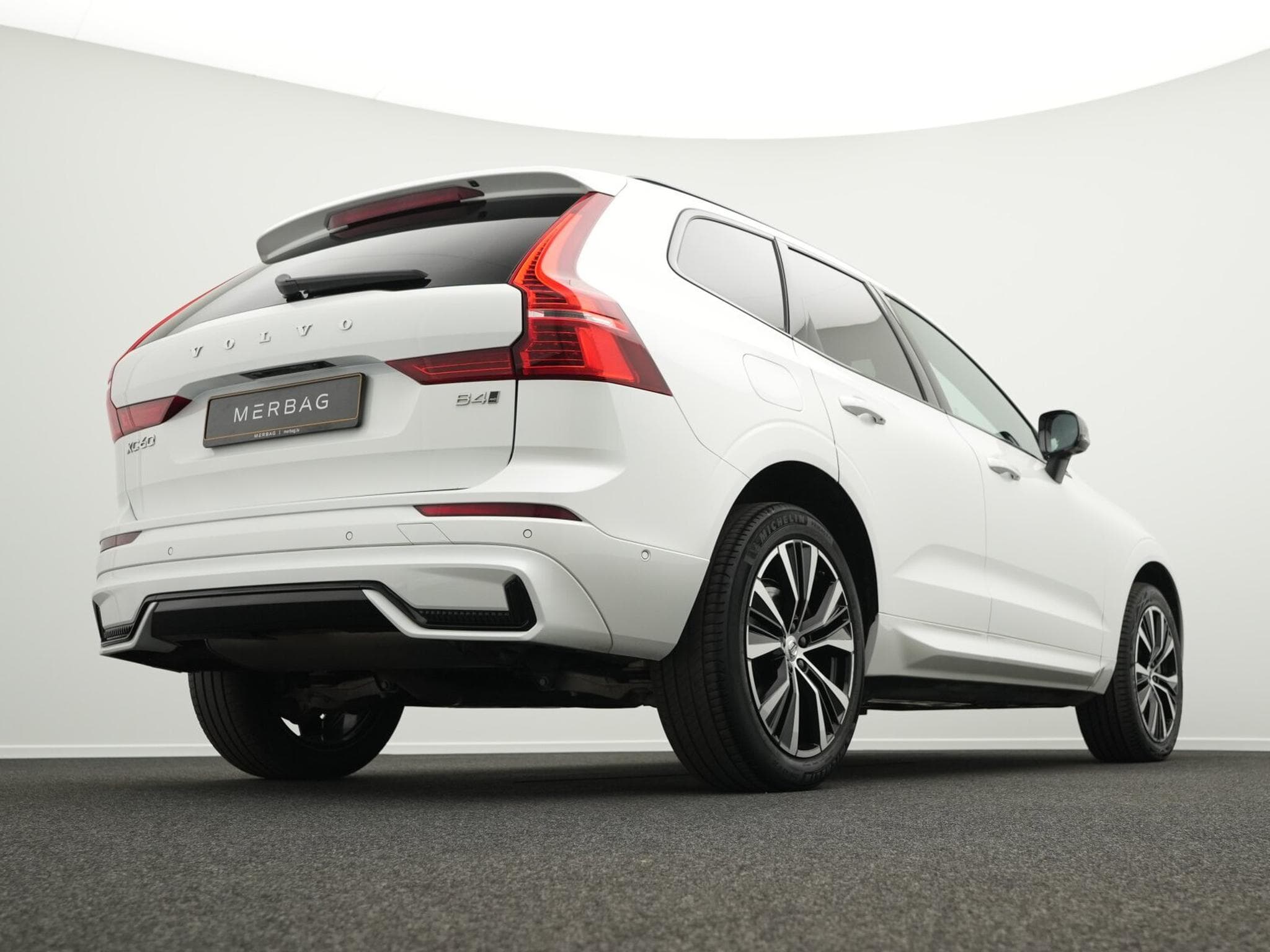 Volvo XC60 B4 AWD Plus Dark (2023) - Photo 9