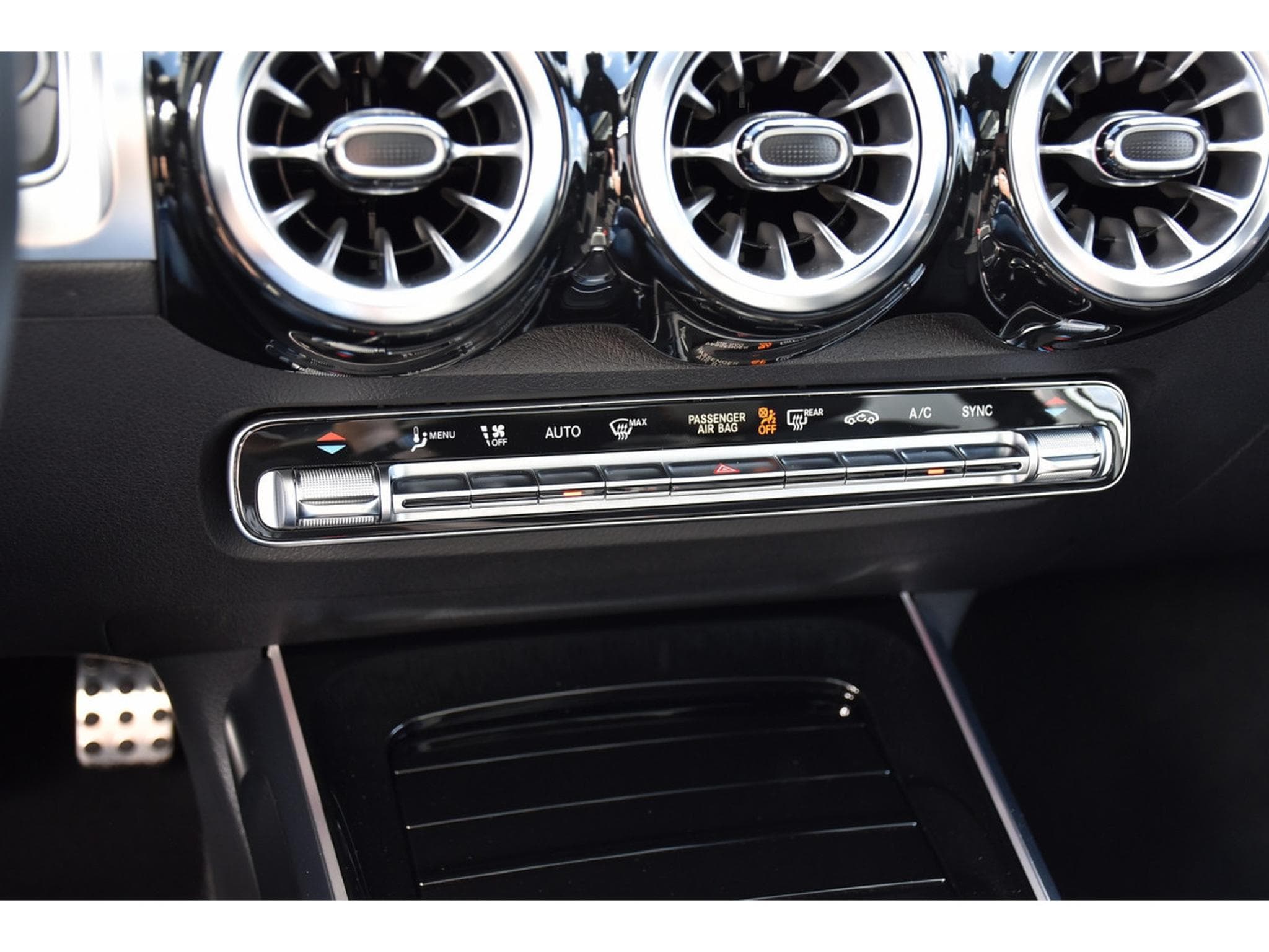 Mercedes GLB 220 4Matic AMG Line 8G-DCT  7 PL. MEMO PANO NIGHT ACC CAM360 1°M (2025) - Foto 20