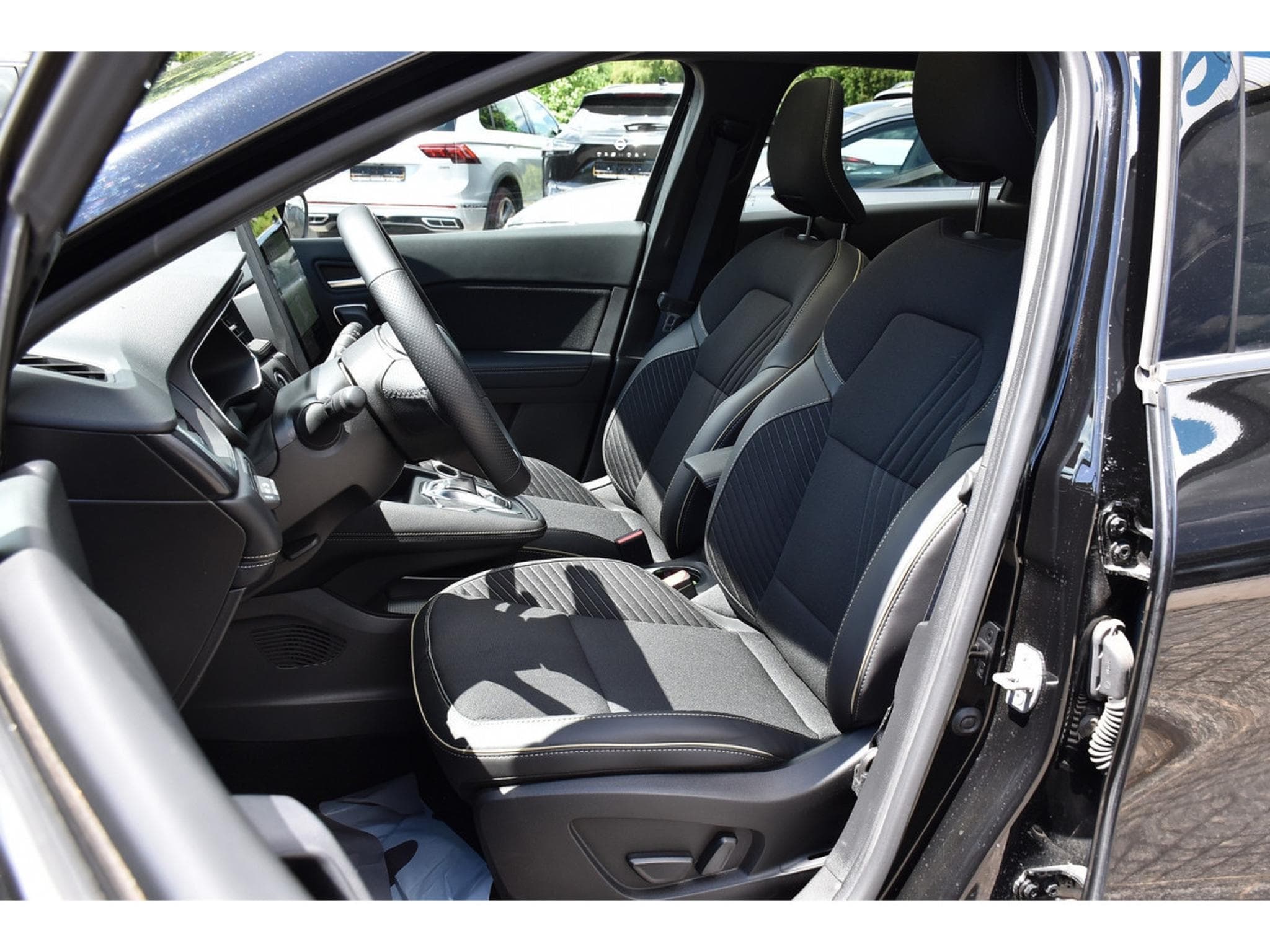 Renault Symbioz 1.6 E-TECH HEV Iconic EDC PANO HARMAN CAM360 1° MAIN (2025) - Foto 6
