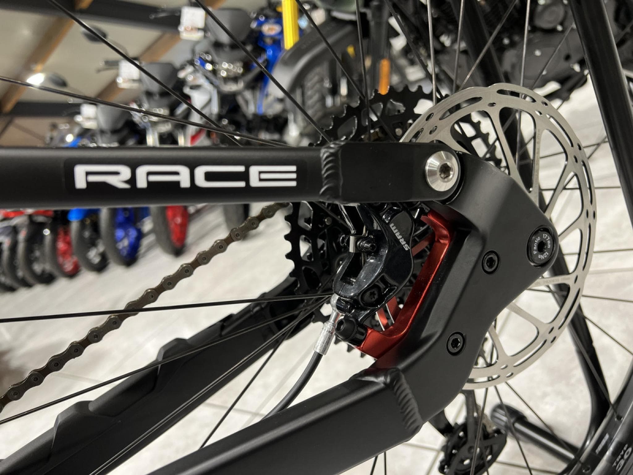 Fantic XTF 1.5 Race  L 630 Wh, 29''-29'', freins 2 pistons gris, 90 Nm (2026) - Foto 4
