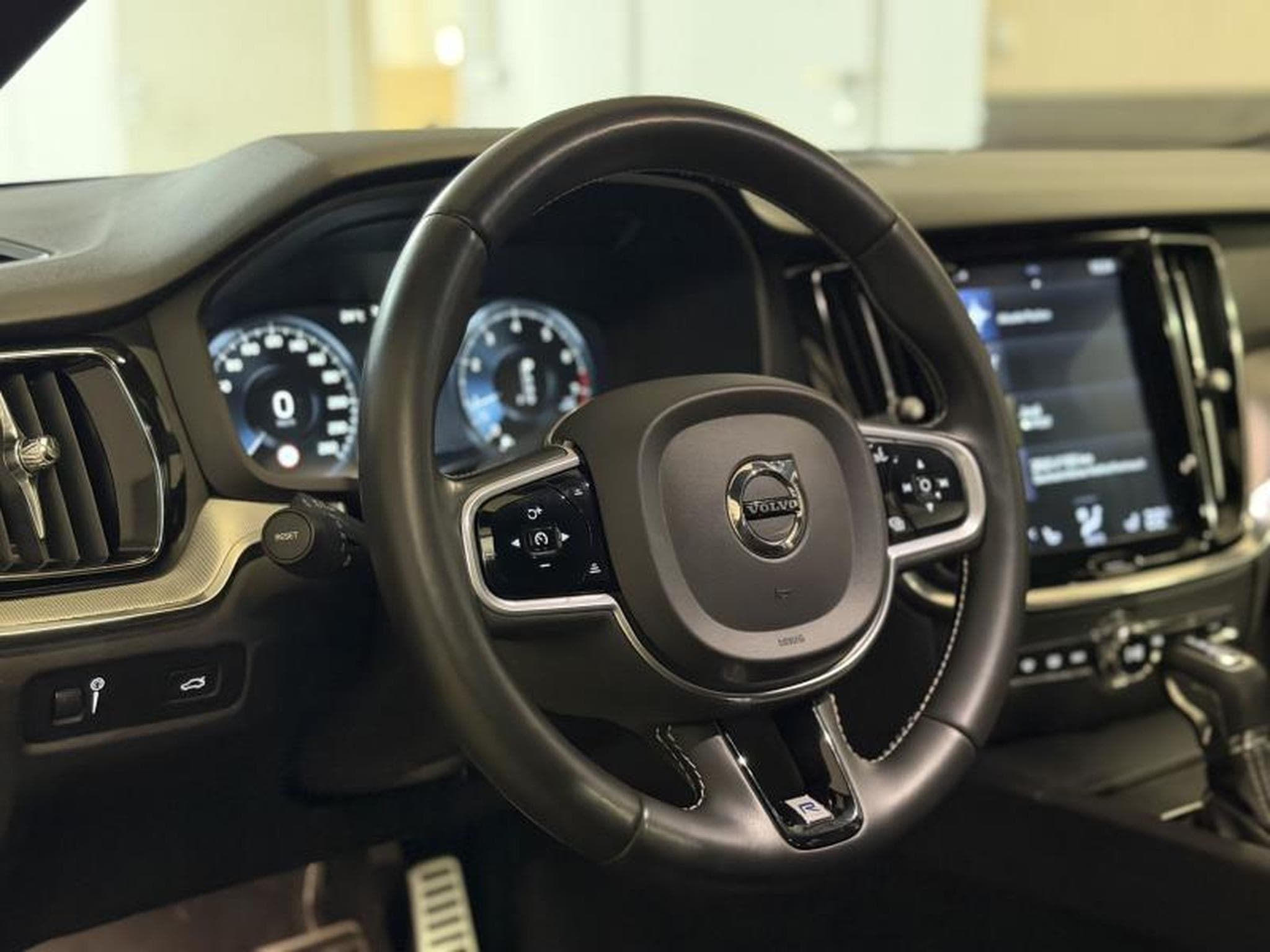 Volvo S60 T5 R Design (2020) - Photo 9