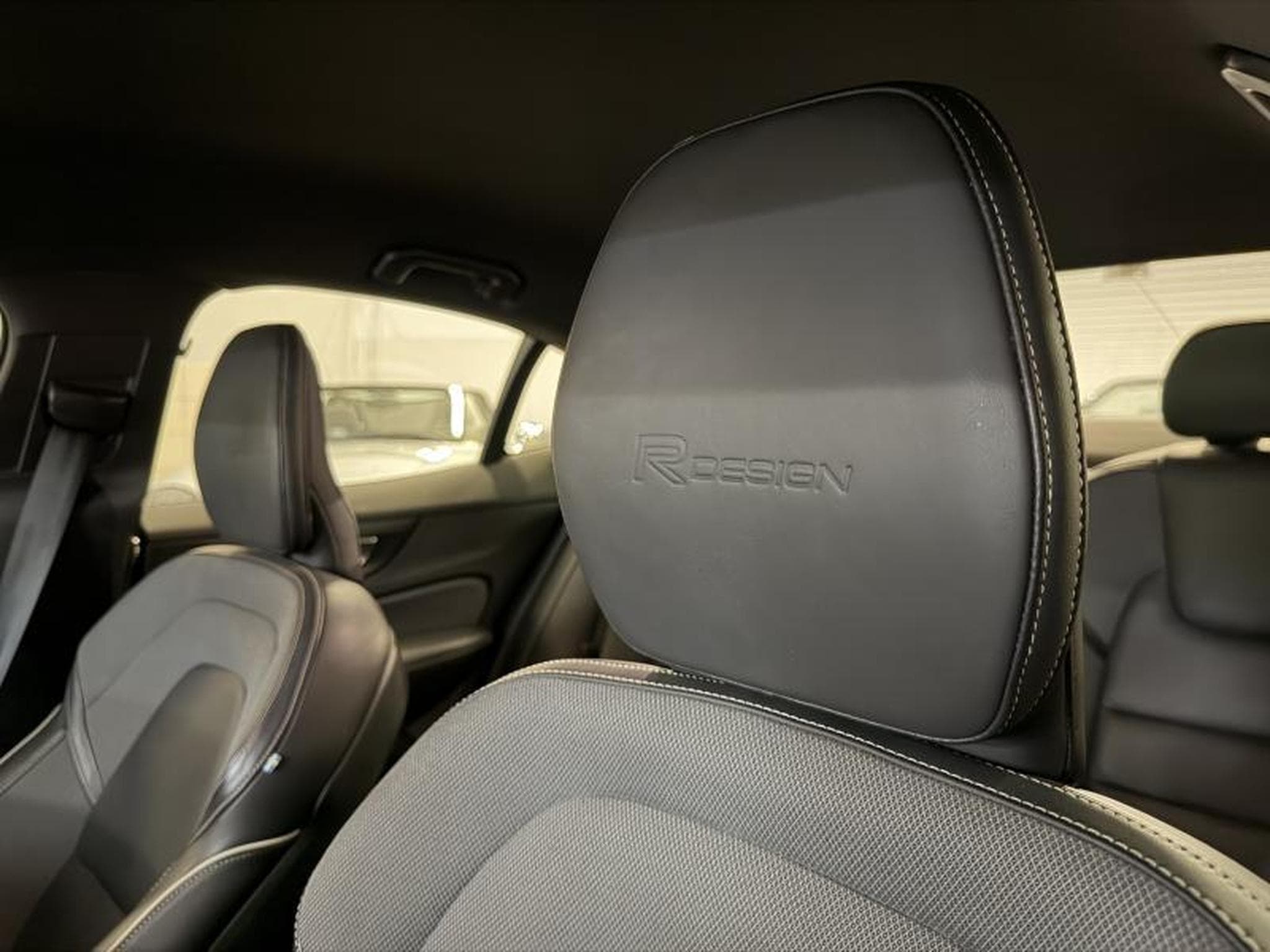 Volvo S60 T5 R Design (2020) - Photo 12