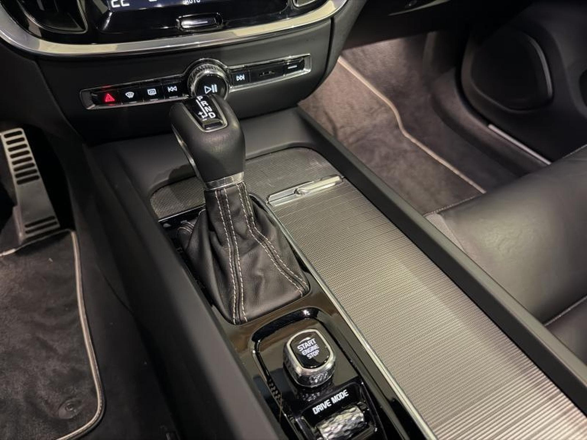 Volvo S60 T5 R Design (2020) - Photo 15