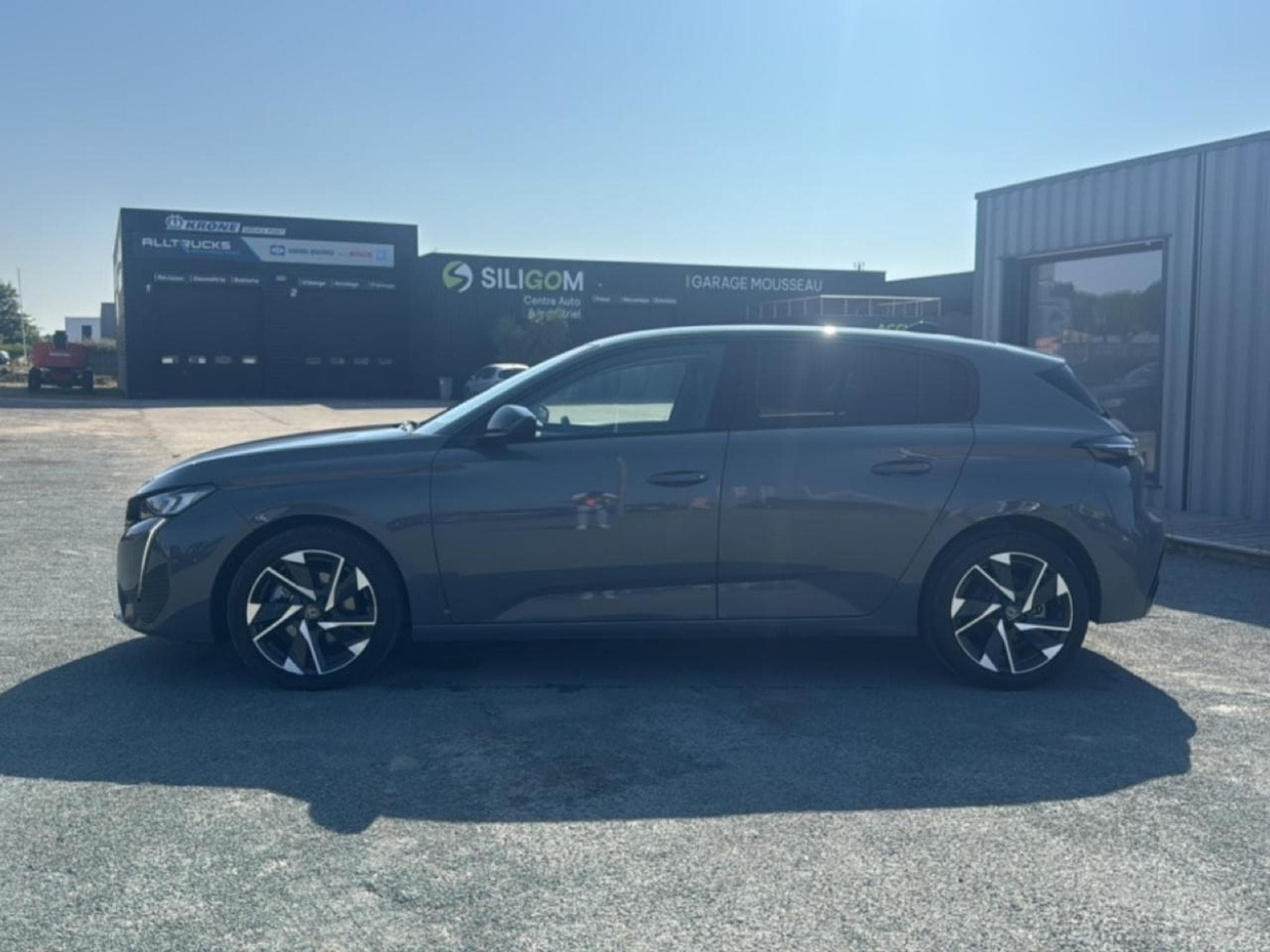 Peugeot 308 1.5 BLUEHDI 130 ALLURE EAT8 (2025) - Photo 8