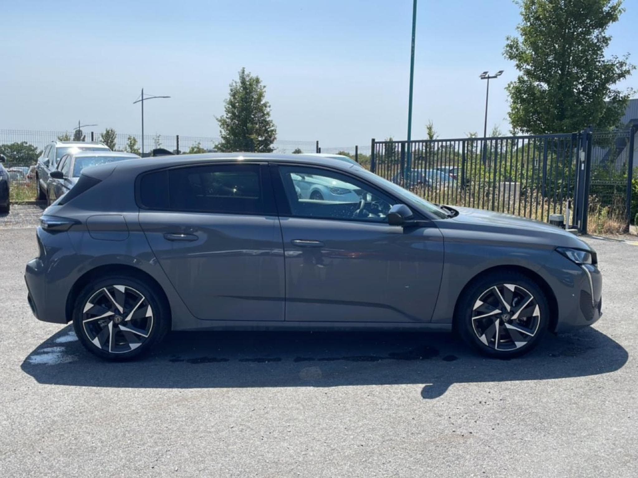 Peugeot 308 1.5 BLUEHDI 130 ALLURE EAT8 (2025) - Photo 4