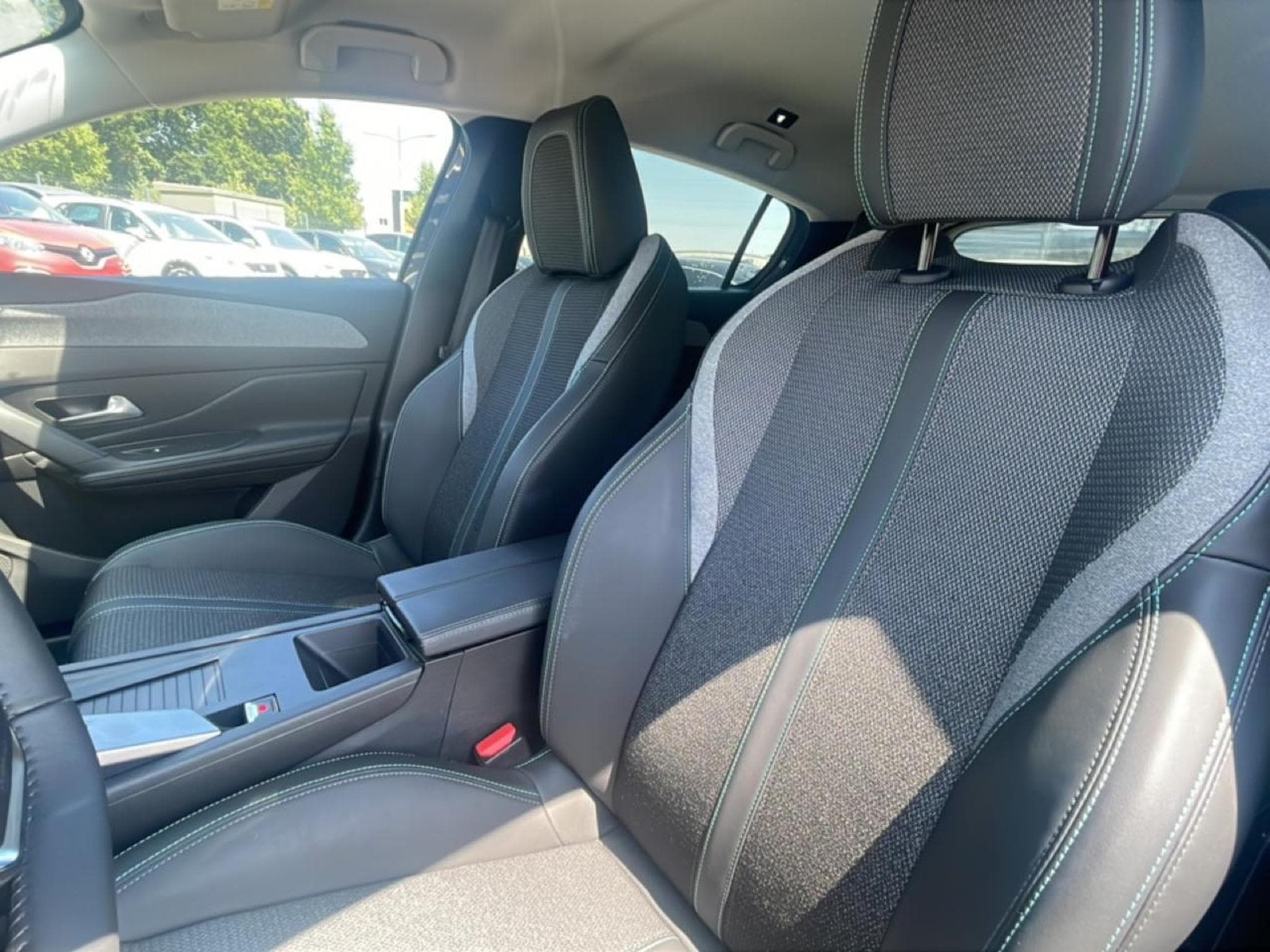 Peugeot 308 1.5 BLUEHDI 130 ALLURE EAT8 (2025) - Photo 14