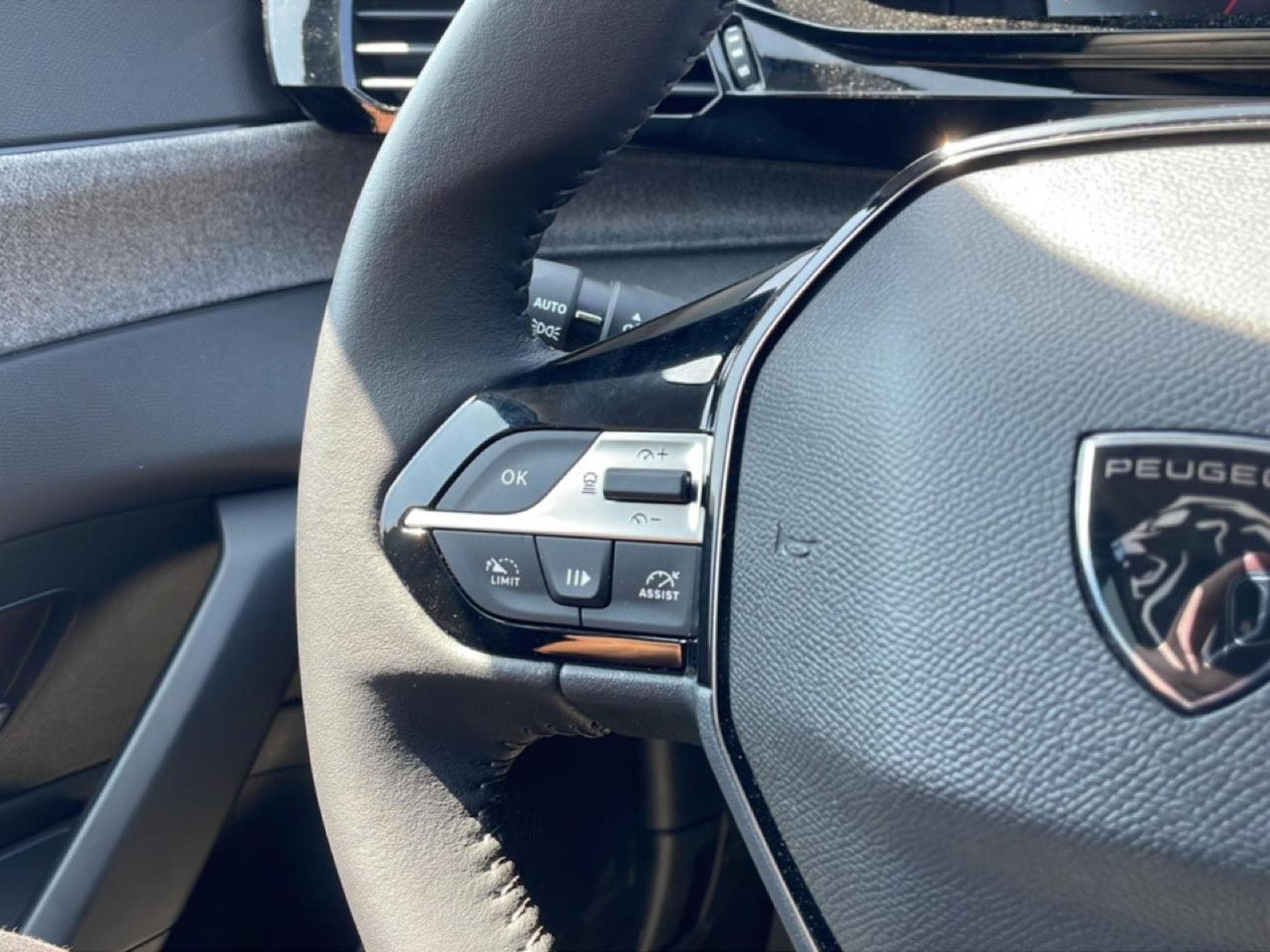 Peugeot 308 1.5 BLUEHDI 130 ALLURE EAT8 (2025) - Photo 12