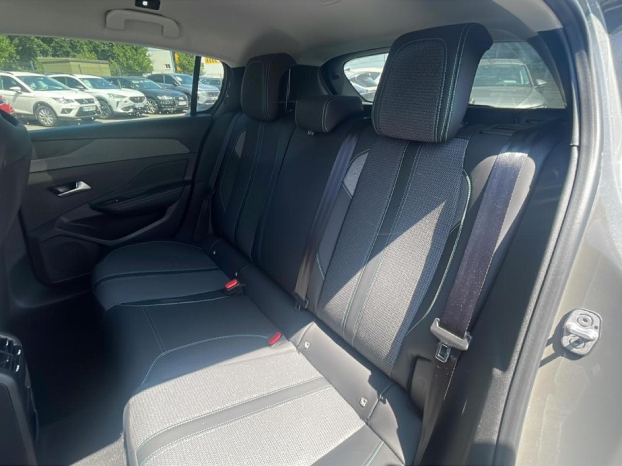 Peugeot 308 1.5 BLUEHDI 130 ALLURE EAT8 (2025) - Photo 17