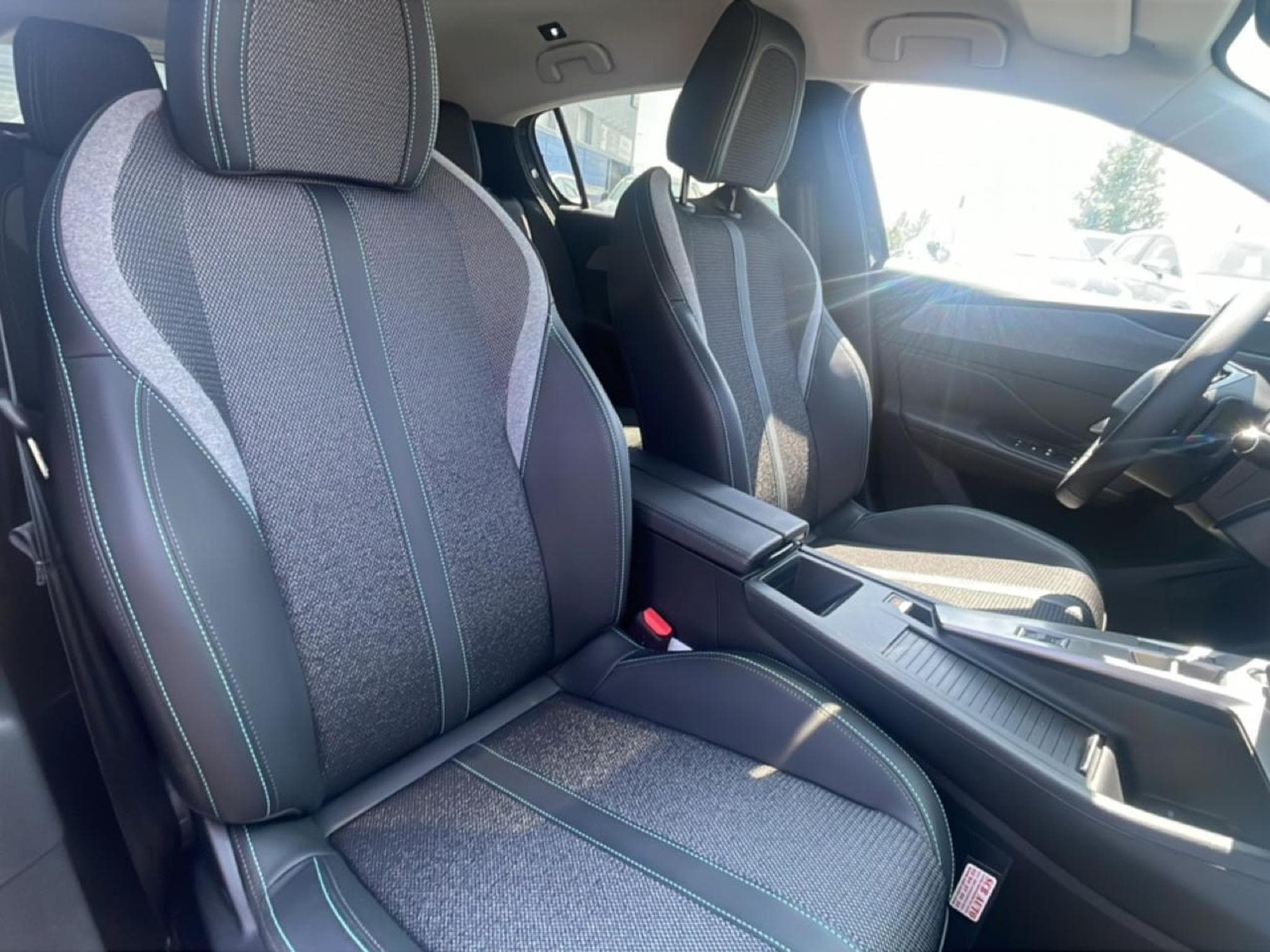 Peugeot 308 1.5 BLUEHDI 130 ALLURE EAT8 (2025) - Photo 15