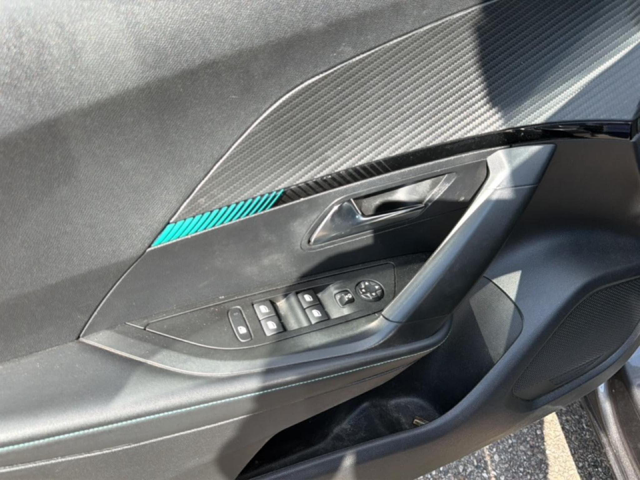 Peugeot 2008 1.5 BLUEHDI 110 S&S ALLURE PACK (2022) - Photo 11